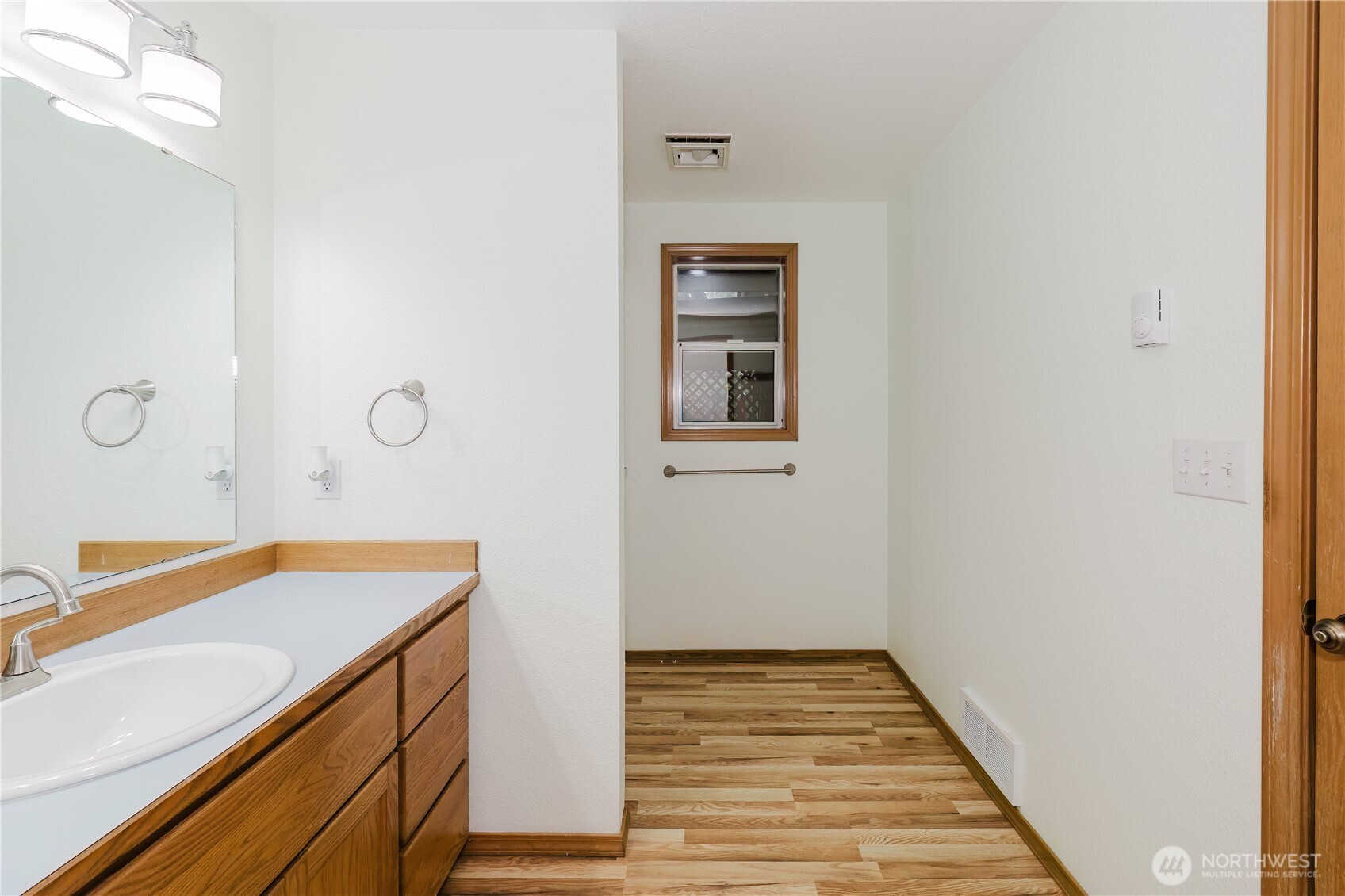 566 E Pointes Drive Property Photo 14