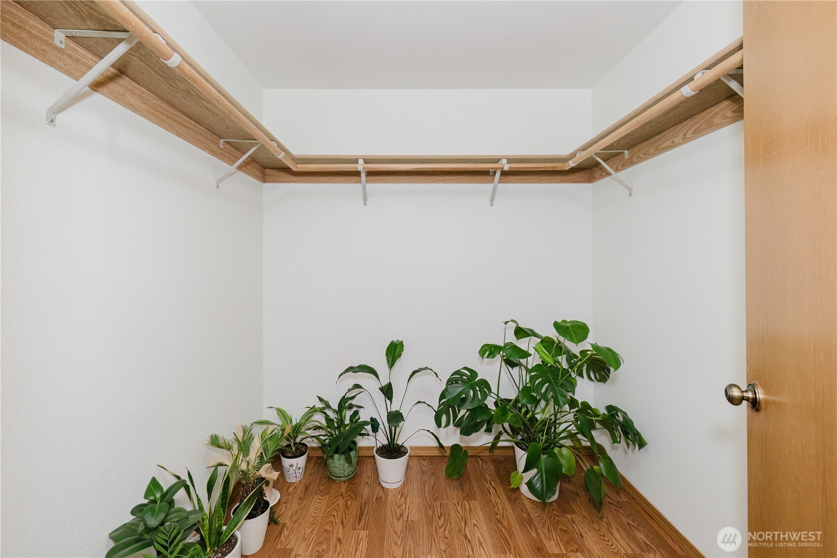 566 E Pointes Drive Property Photo 15