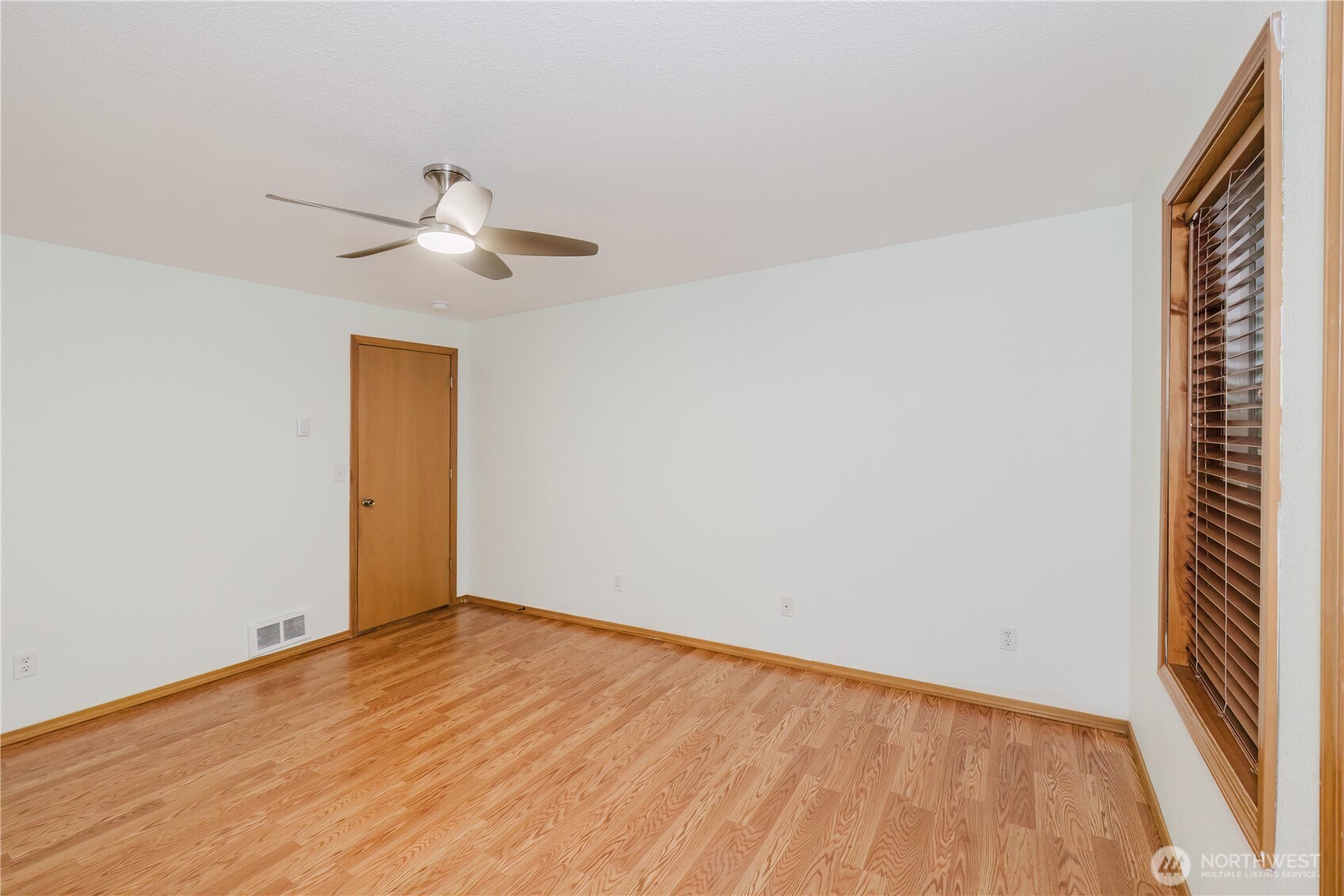 566 E Pointes Drive Property Photo 18