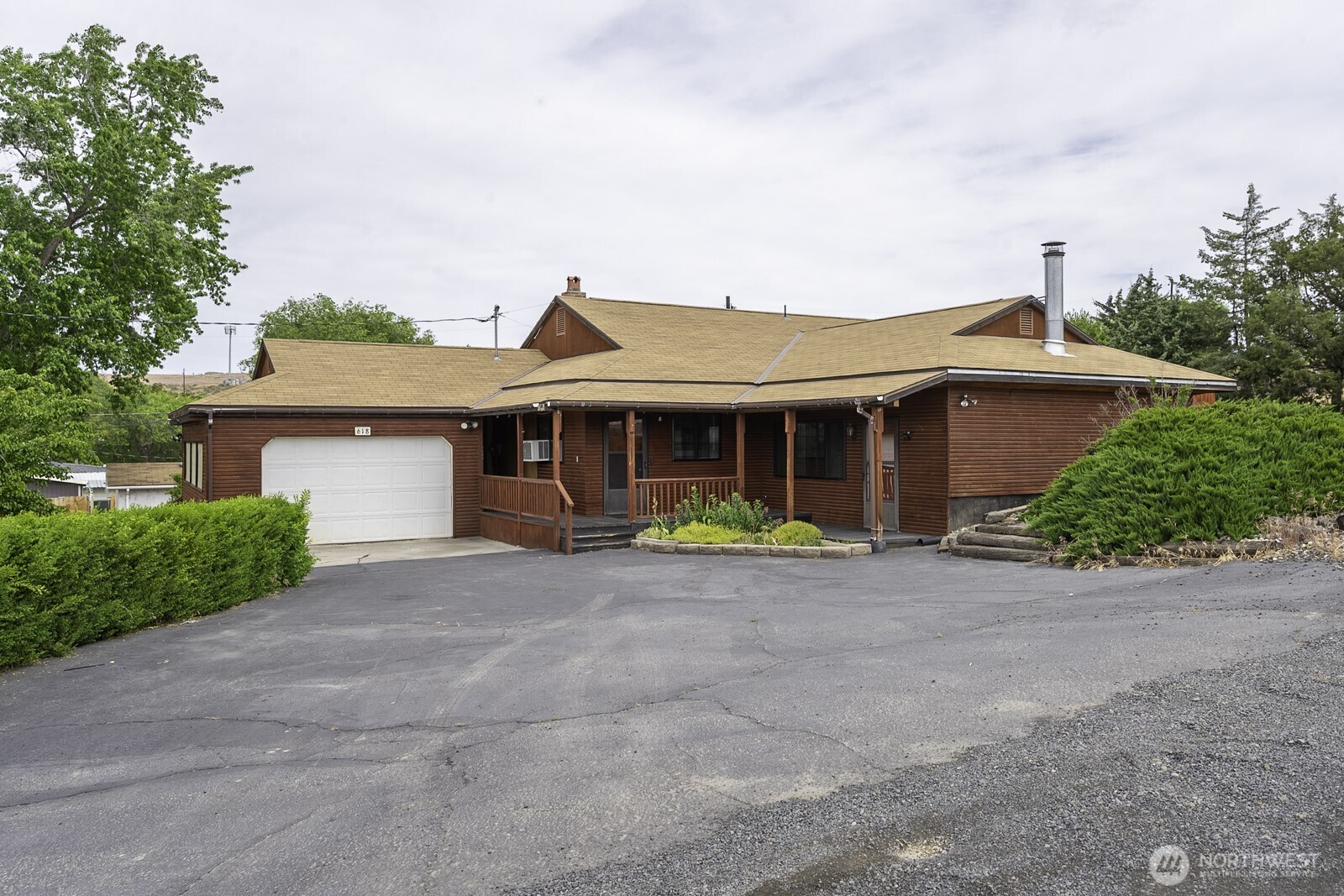 618 1st Avenue Property Photo 1
