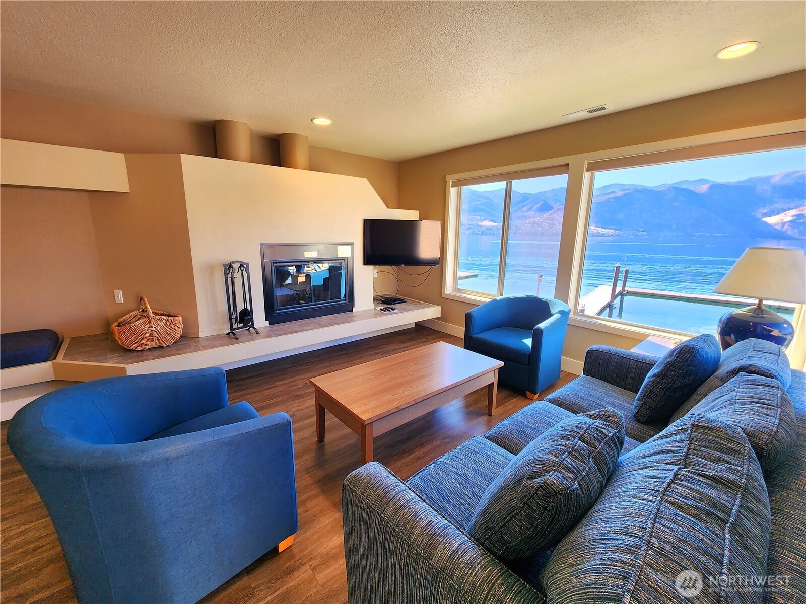 1 Lakeside 717-m Property Photo 6
