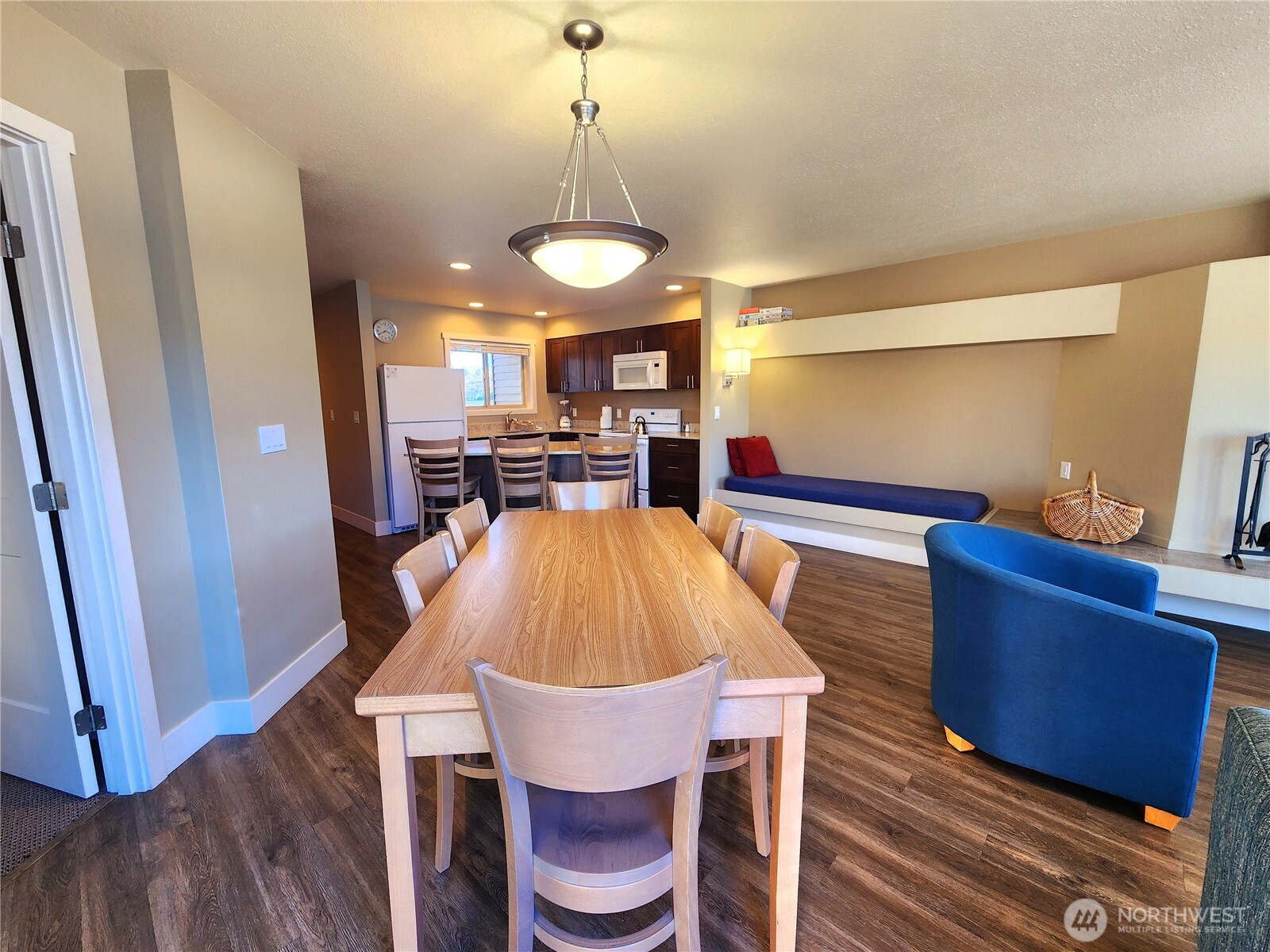 1 Lakeside 717-m Property Photo 12
