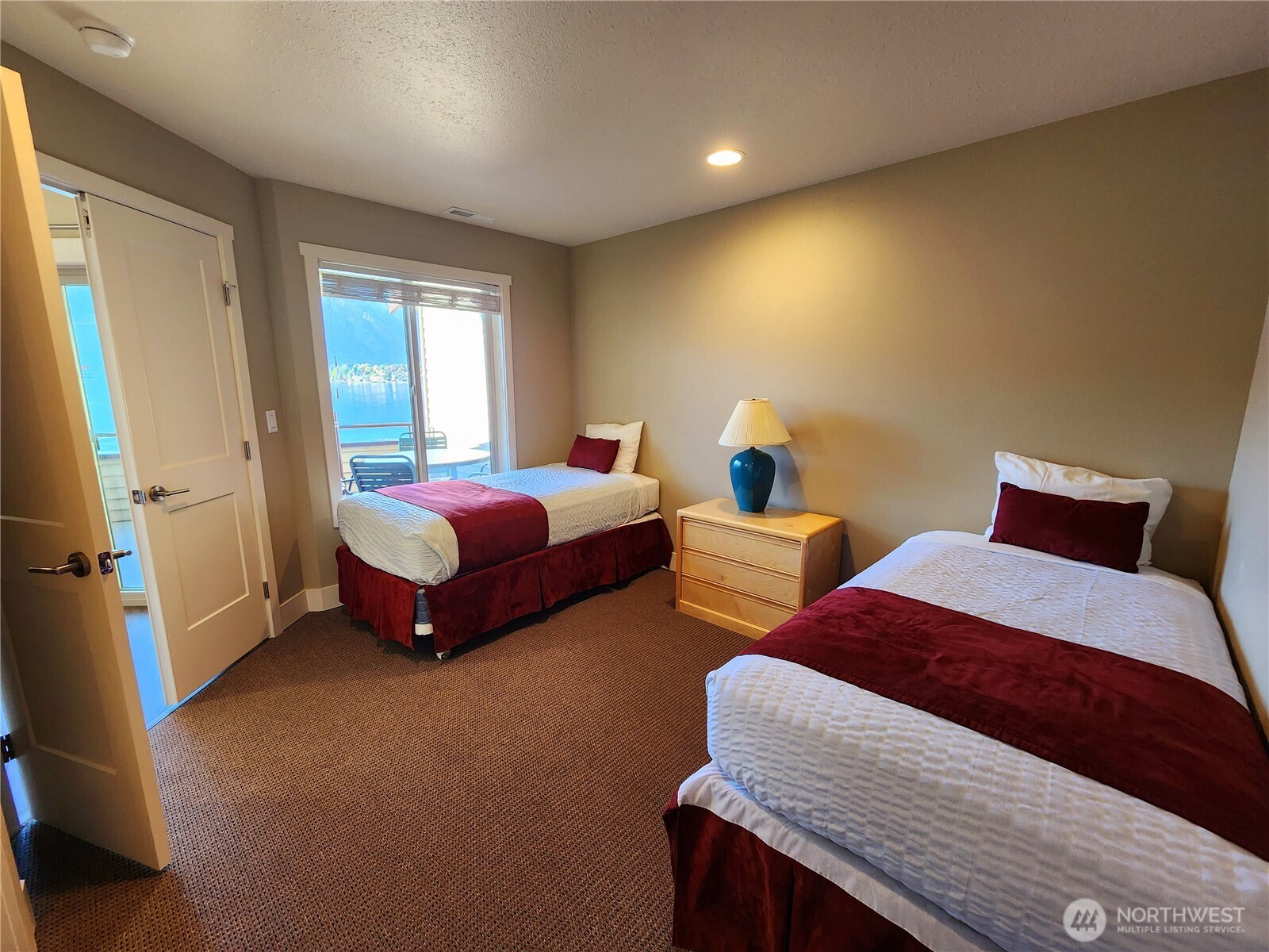 1 Lakeside 717-m Property Photo 15