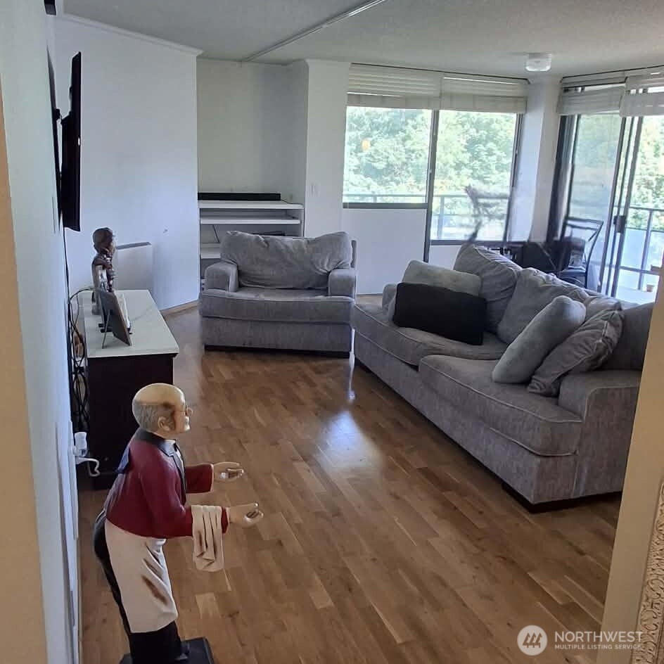 1910 Evergreen Park Drive 302 Property Photo 1