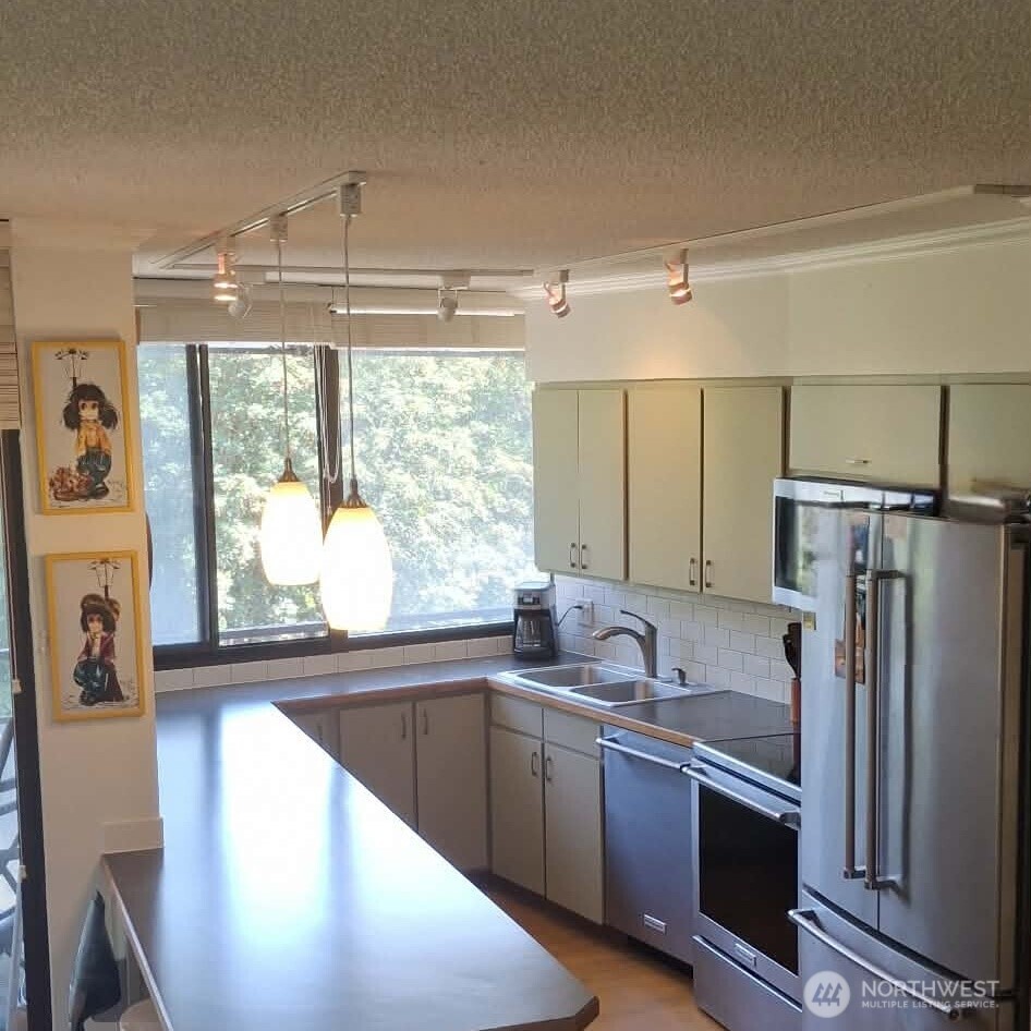 1910 Evergreen Park Drive 302 Property Photo 3