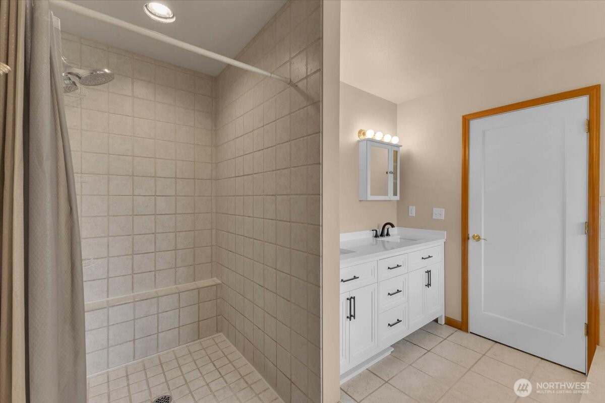 5819 Northridge Drive Property Photo 8