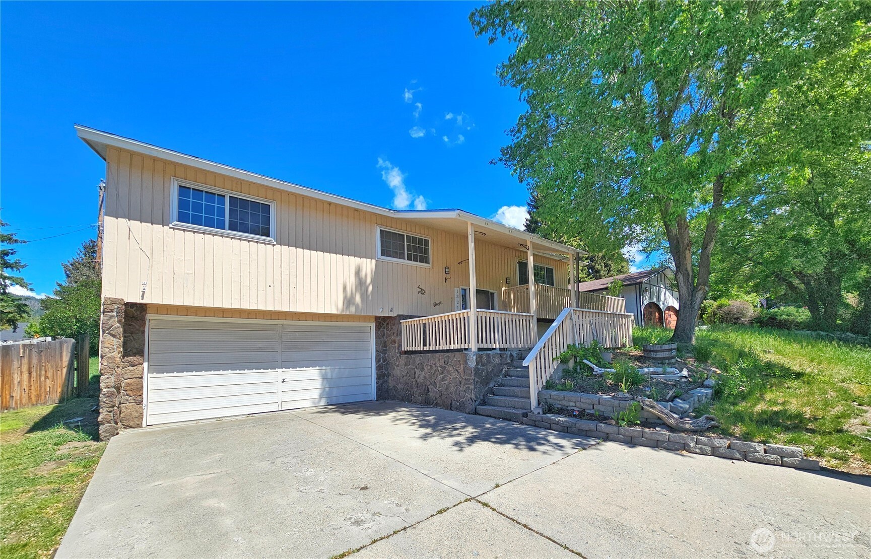1321 E Elep Avenue Property Photo 2