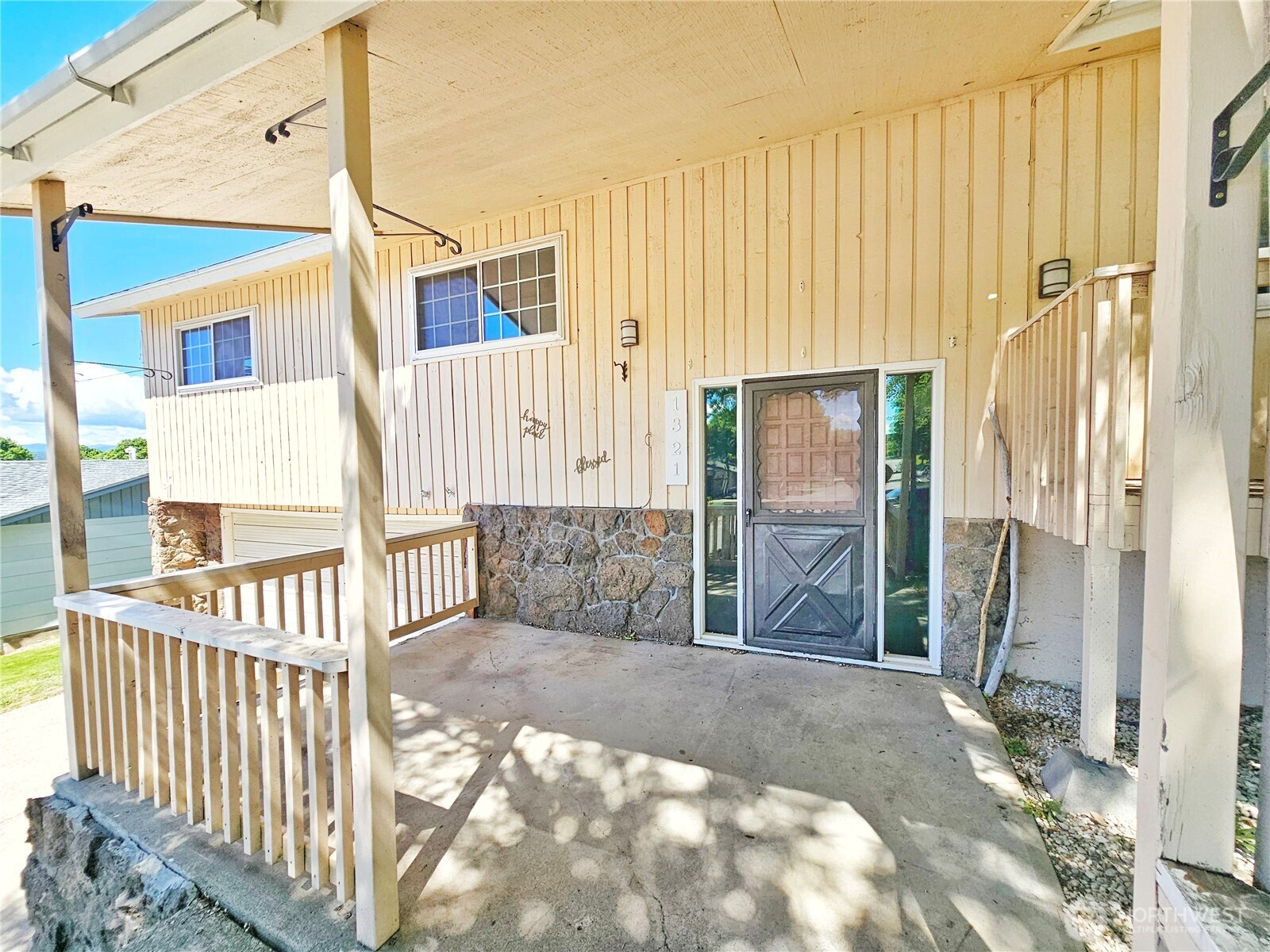 1321 E Elep Avenue Property Photo 3