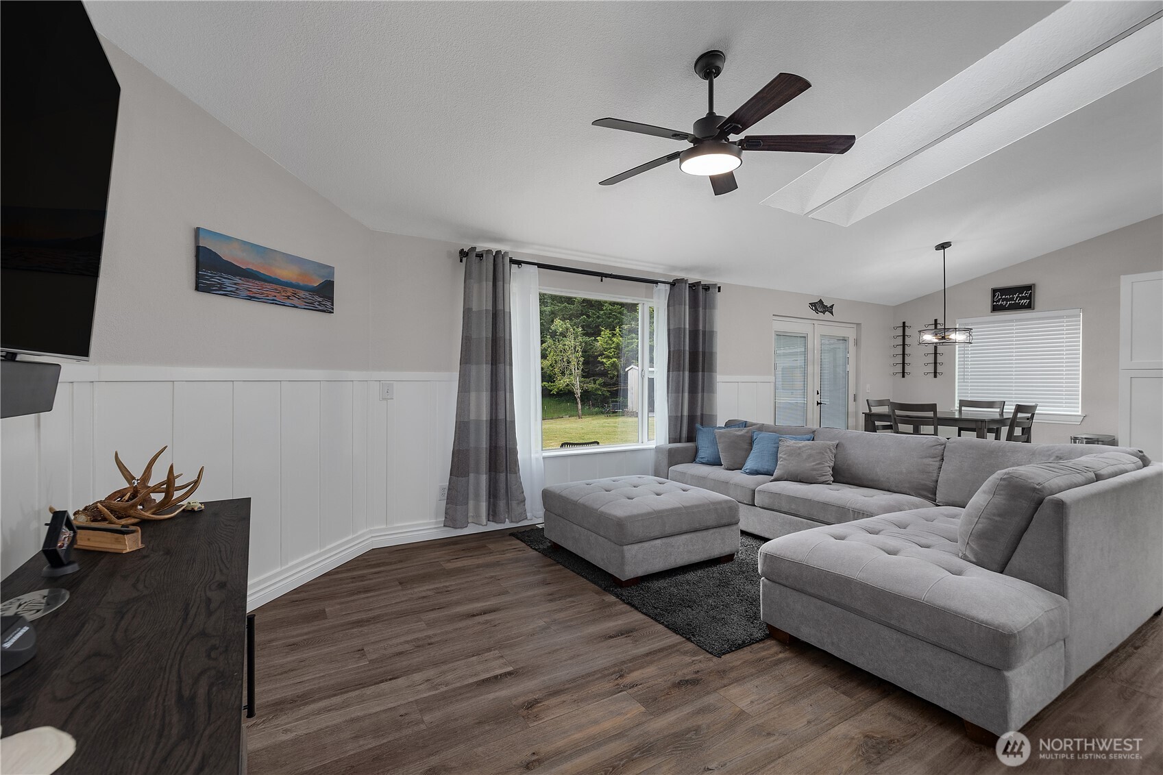 1323 Scarlet Oak Drive Property Photo 4