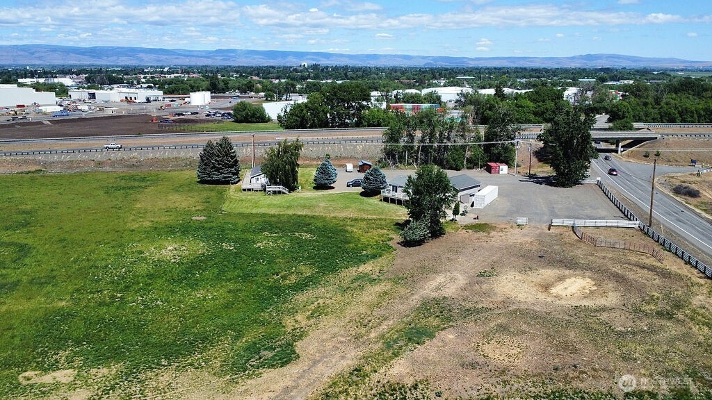 1201 W Umptanum Road Property Photo 5