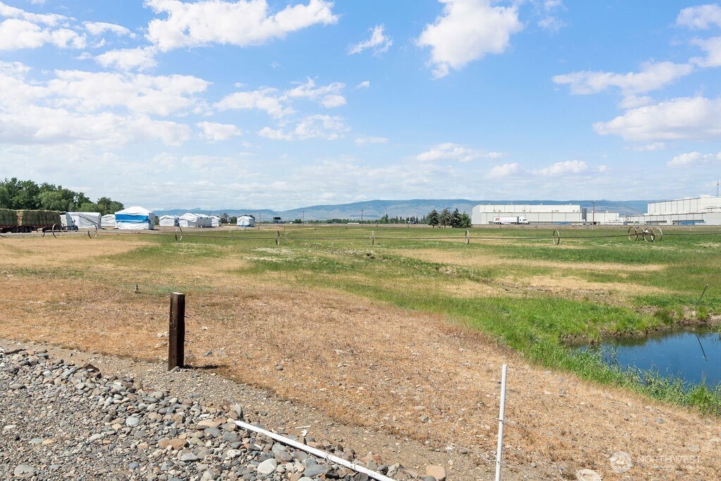 1201 W Umptanum Road Property Photo 8