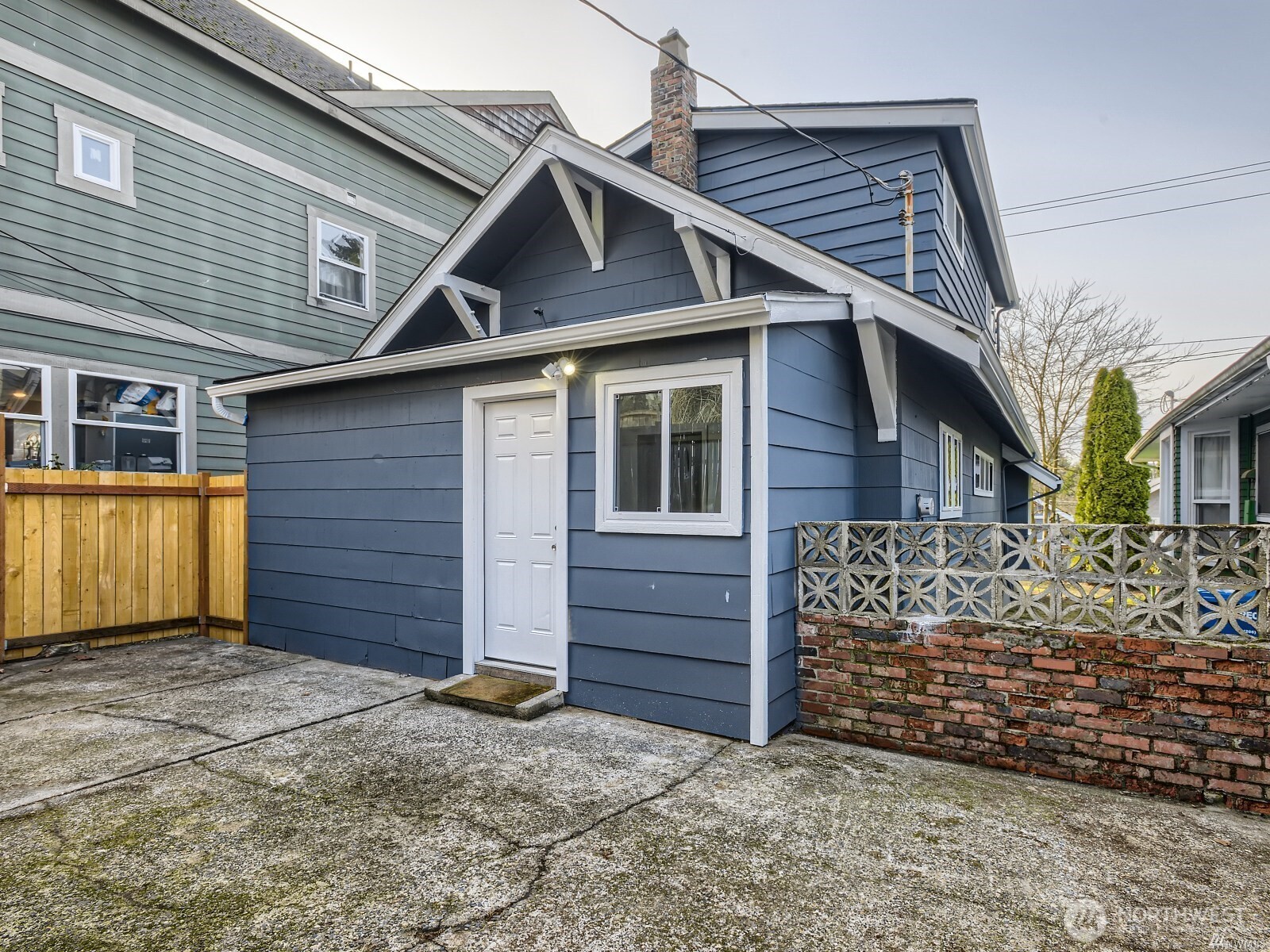 5242 11 Avenue Property Photo 4