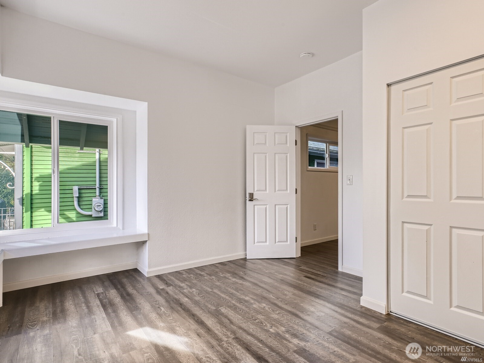 5242 11 Avenue Property Photo 5