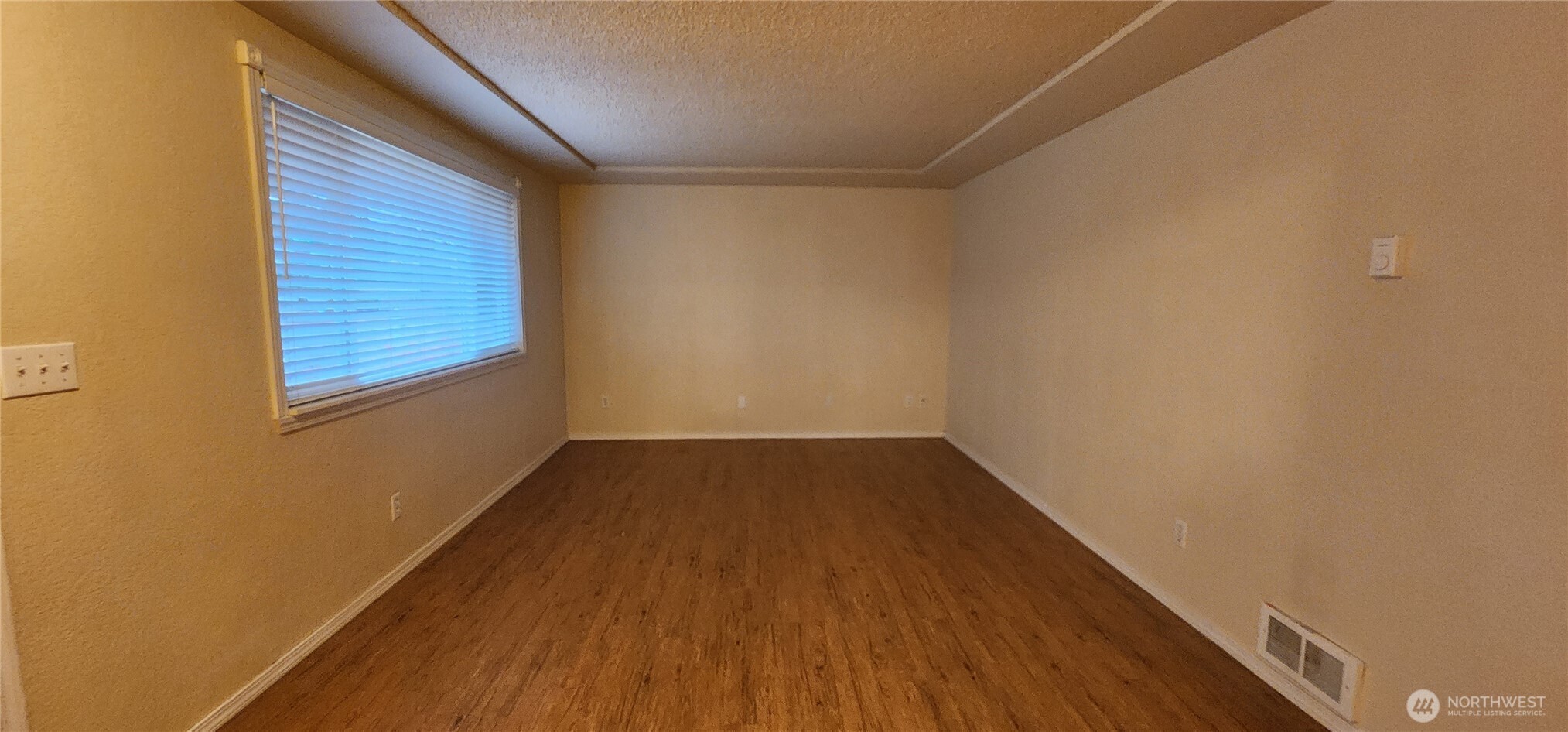 11901 Ainsworth Avenue Property Photo 6