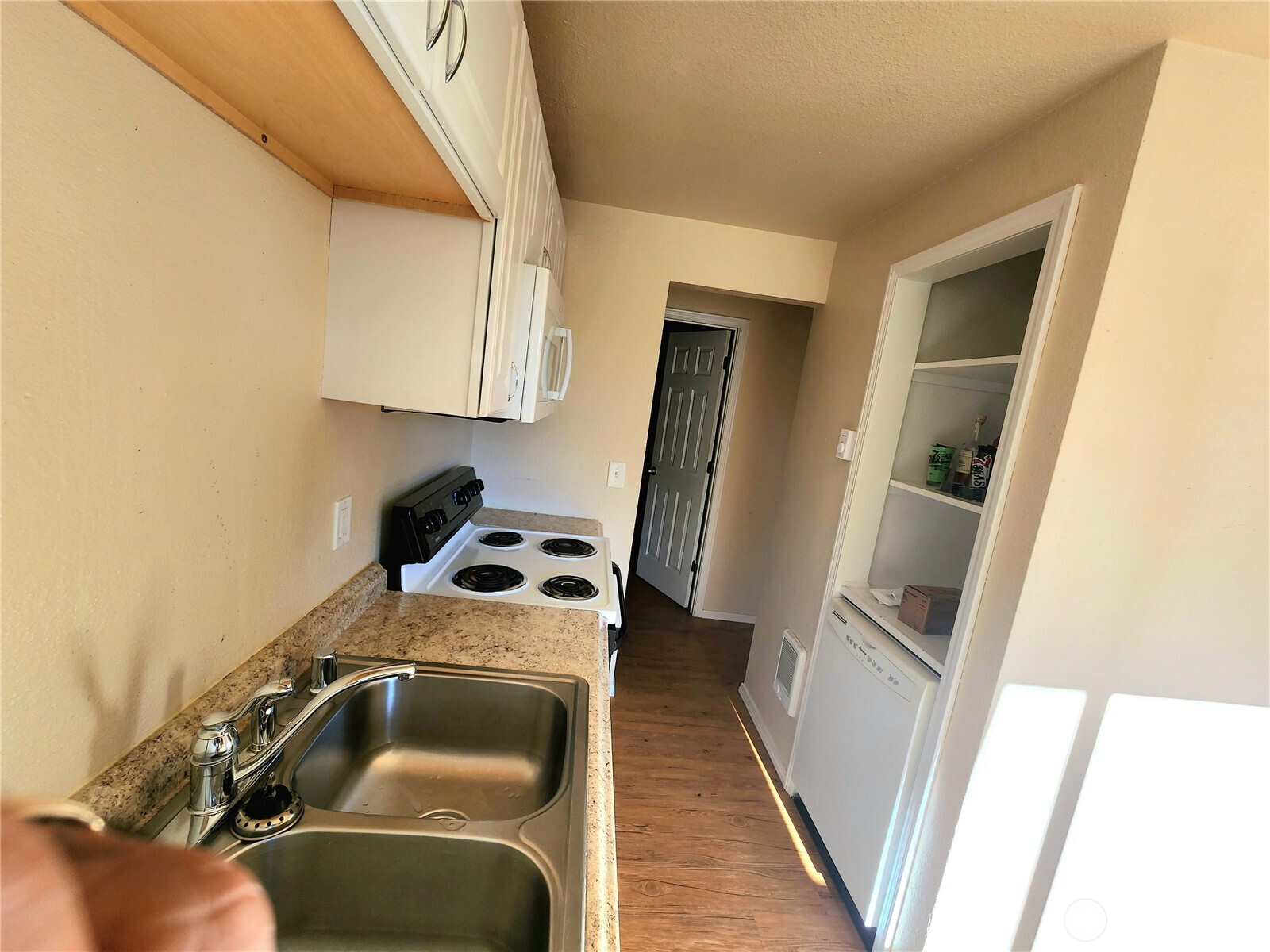 11901 Ainsworth Avenue Property Photo 17