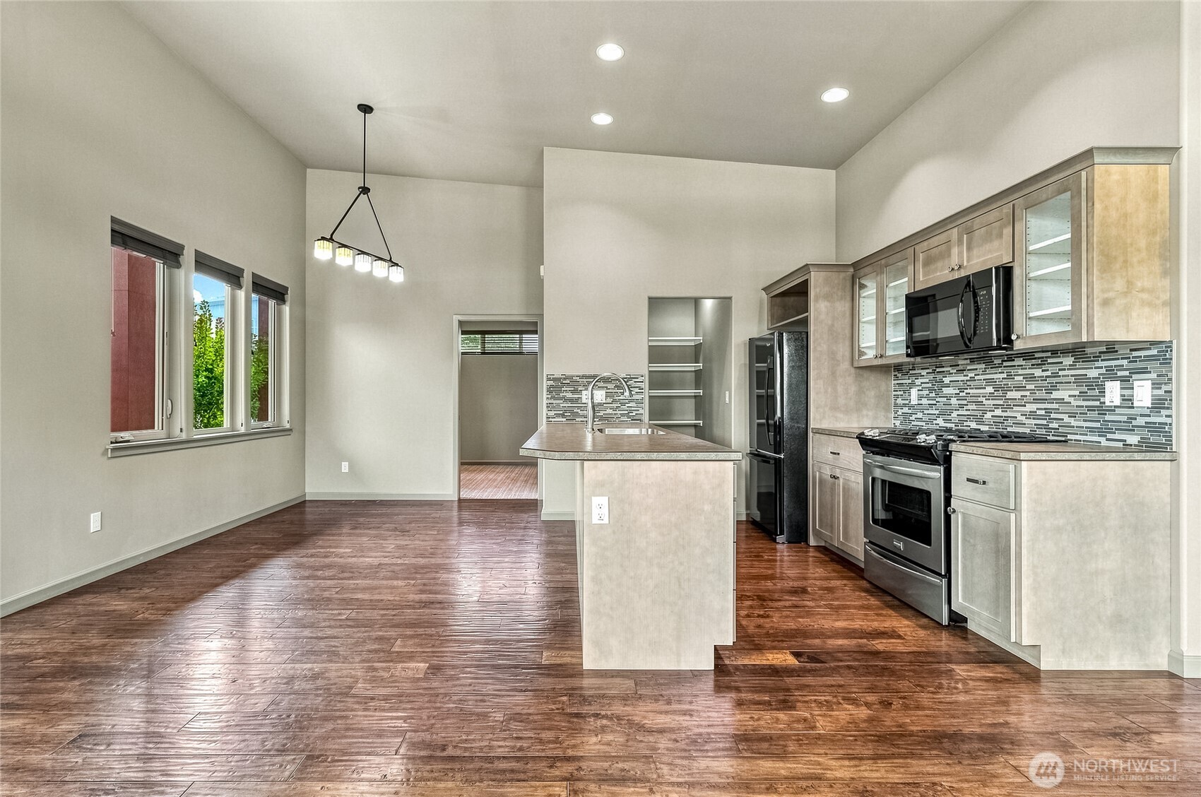2111 Paramount Street Property Photo 8