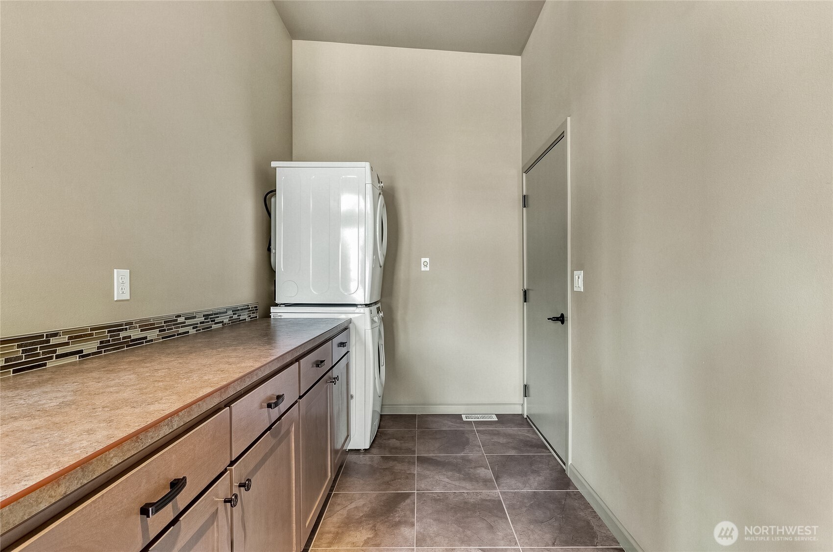 2111 Paramount Street Property Photo 23