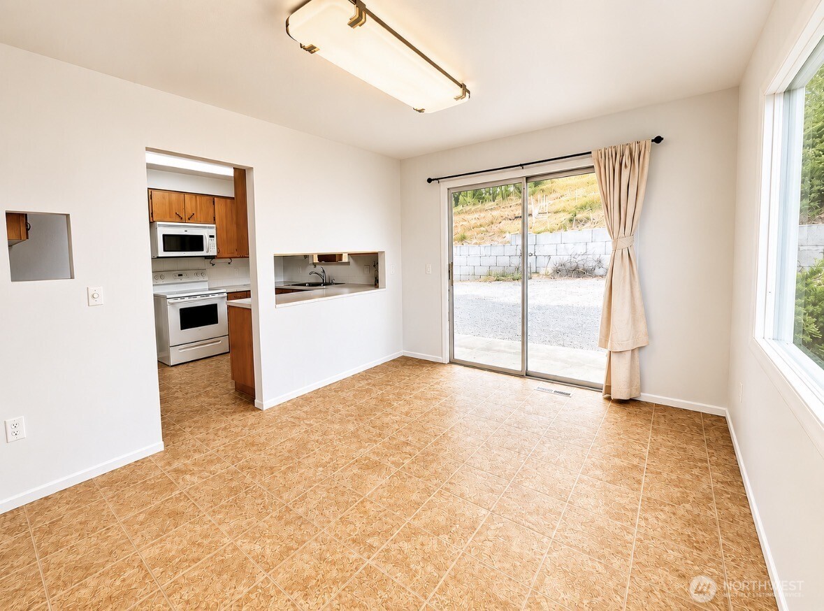 33601 Highway 97 Property Photo 8