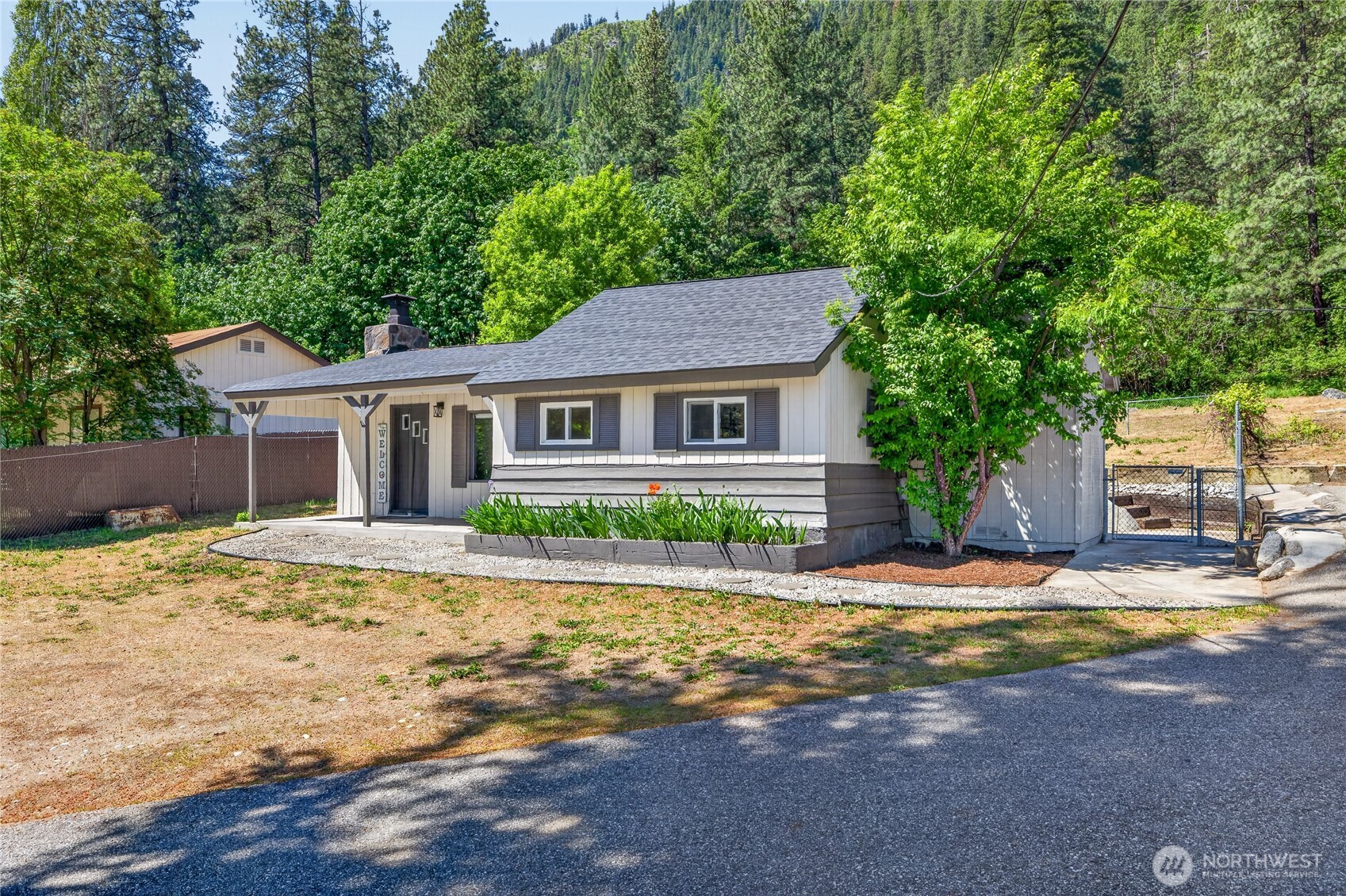 8494 Icicle Road Property Photo 5