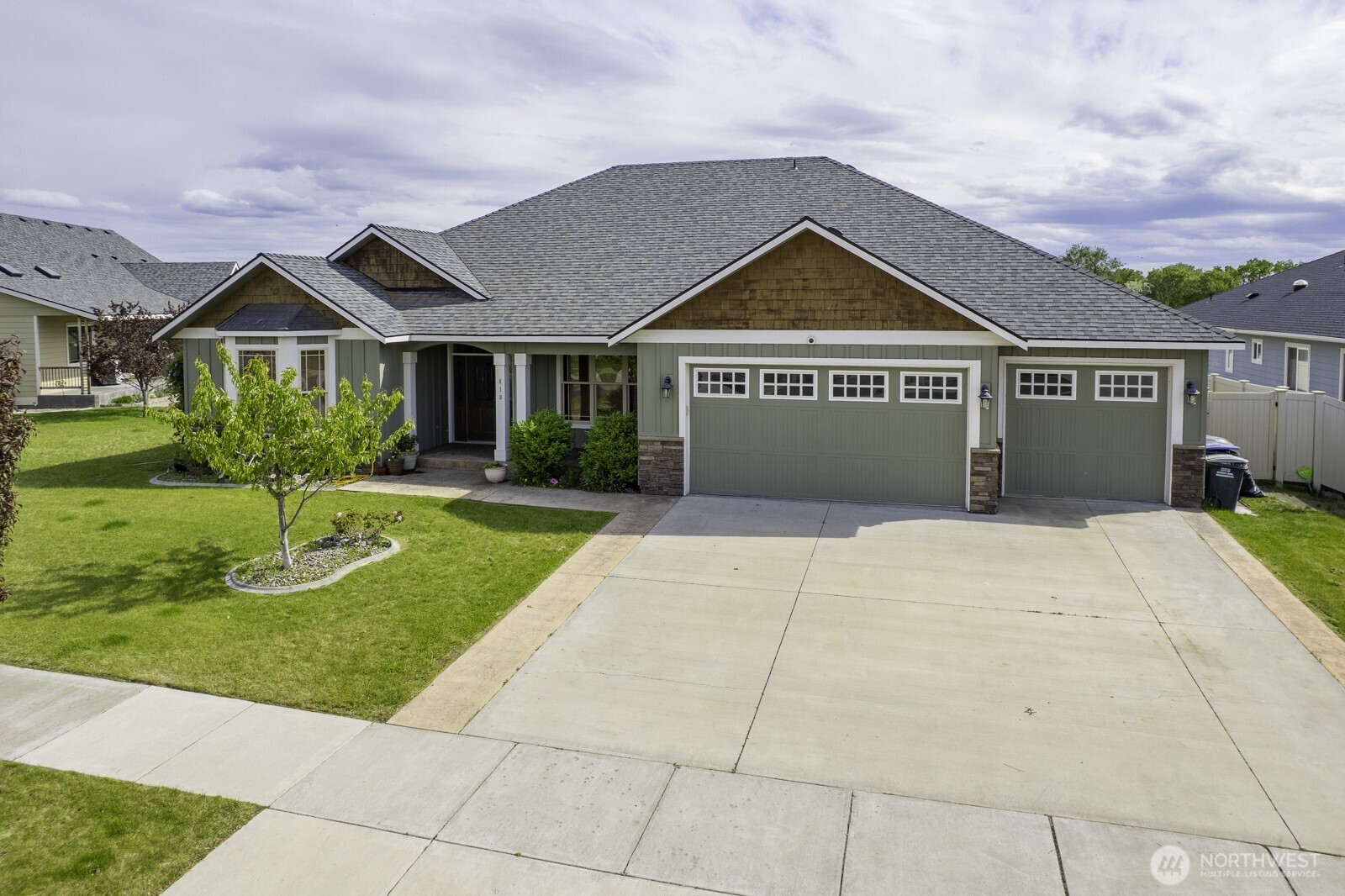 419 S Astor Loop Property Photo 1