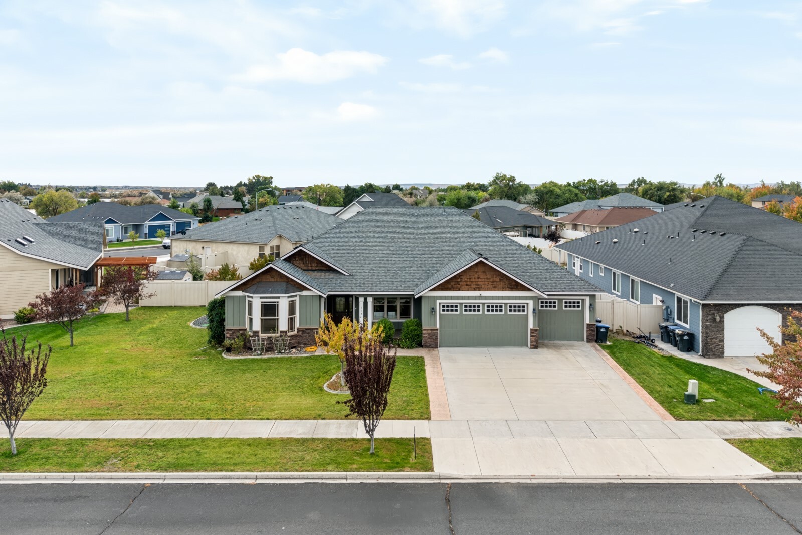 419 S Astor Loop Property Photo 1