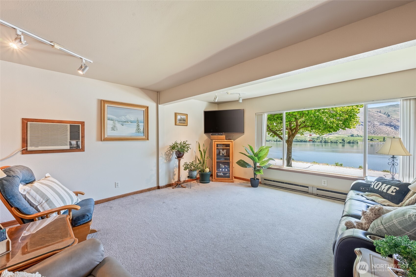 2548 Entiat Way Property Photo 6