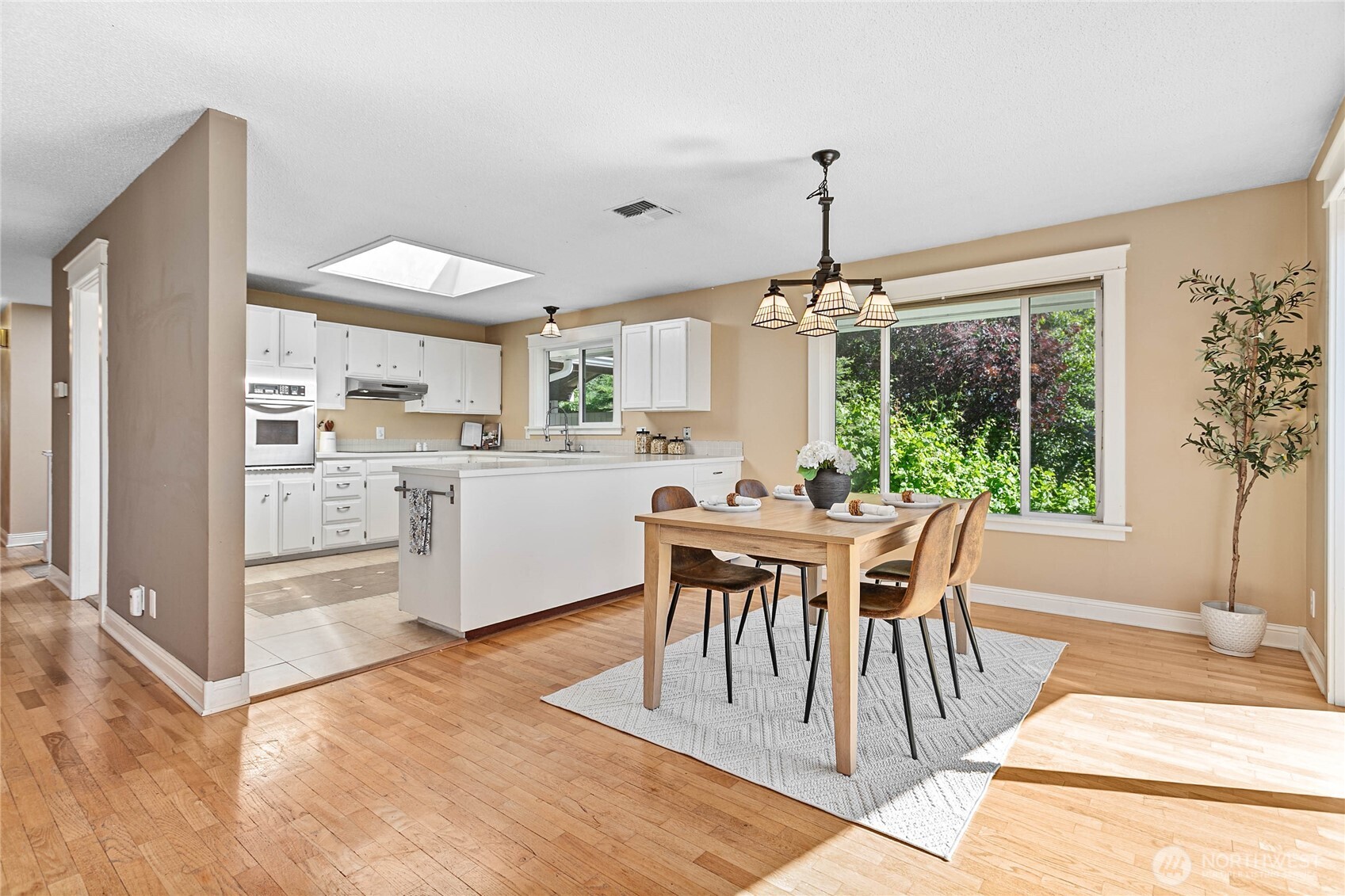 909 Queen Street Property Photo 10