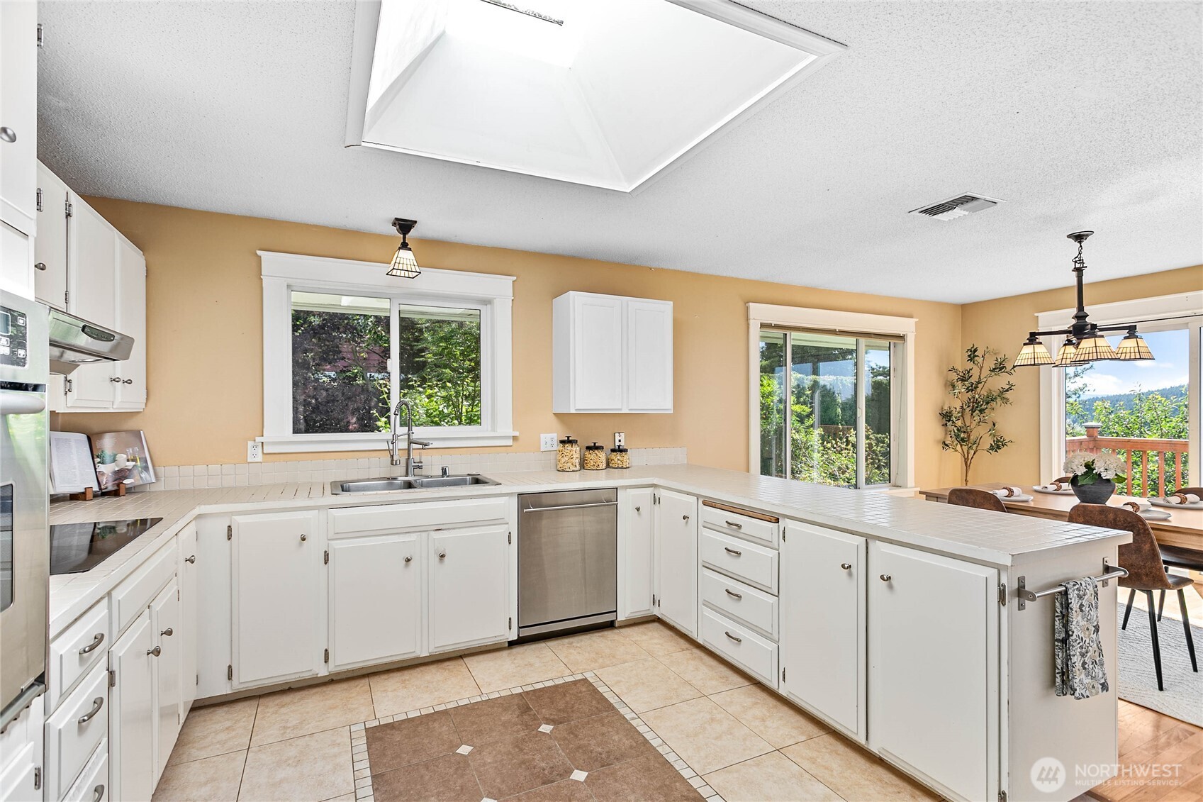 909 Queen Street Property Photo 14