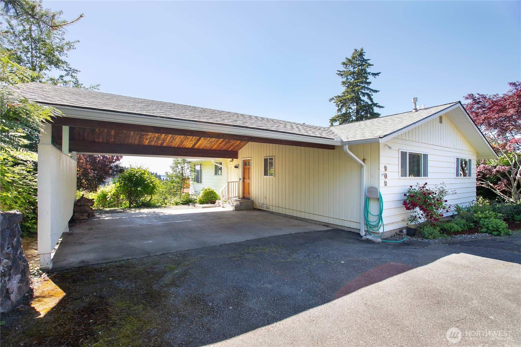 909 Queen Street Property Photo 33
