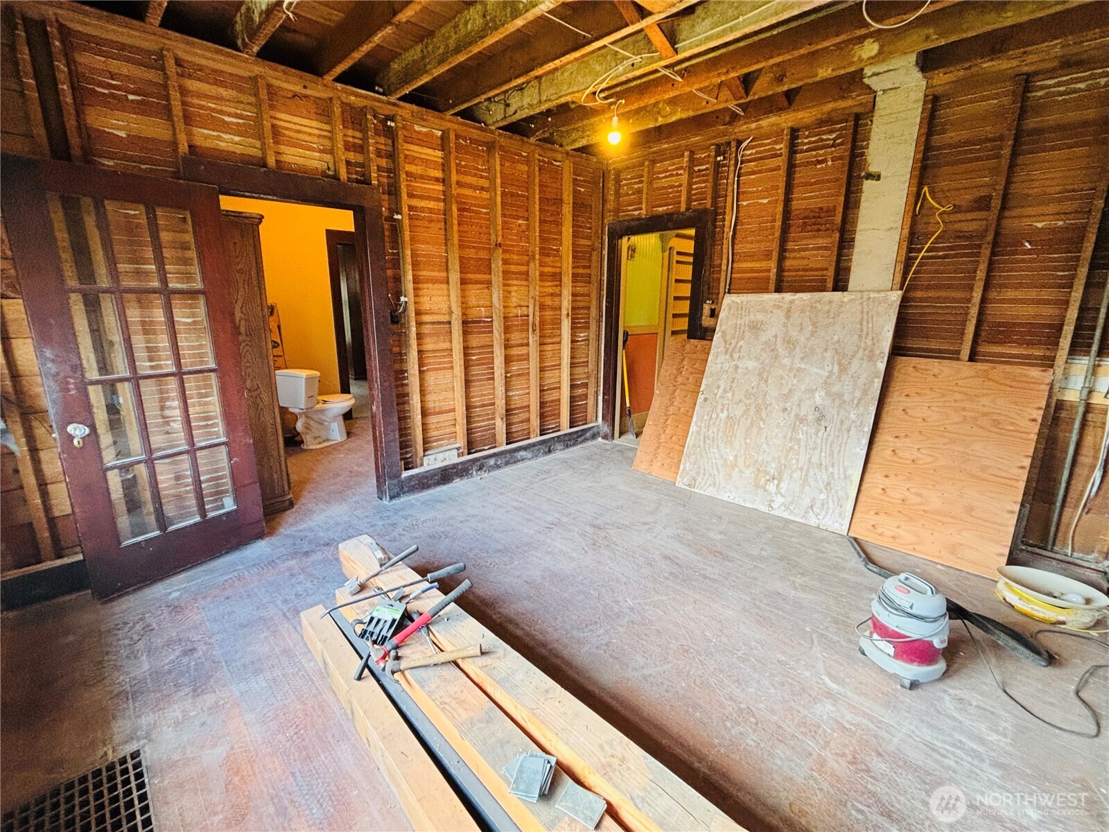 1215 N Broadway Property Photo 7