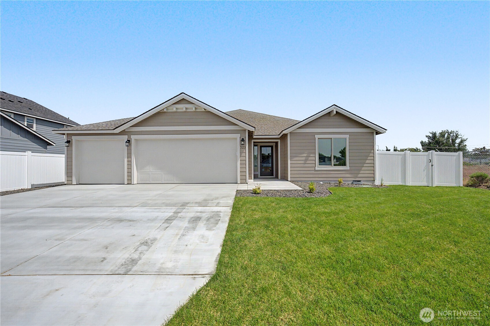 523 N Lessor Loop Property Photo 1