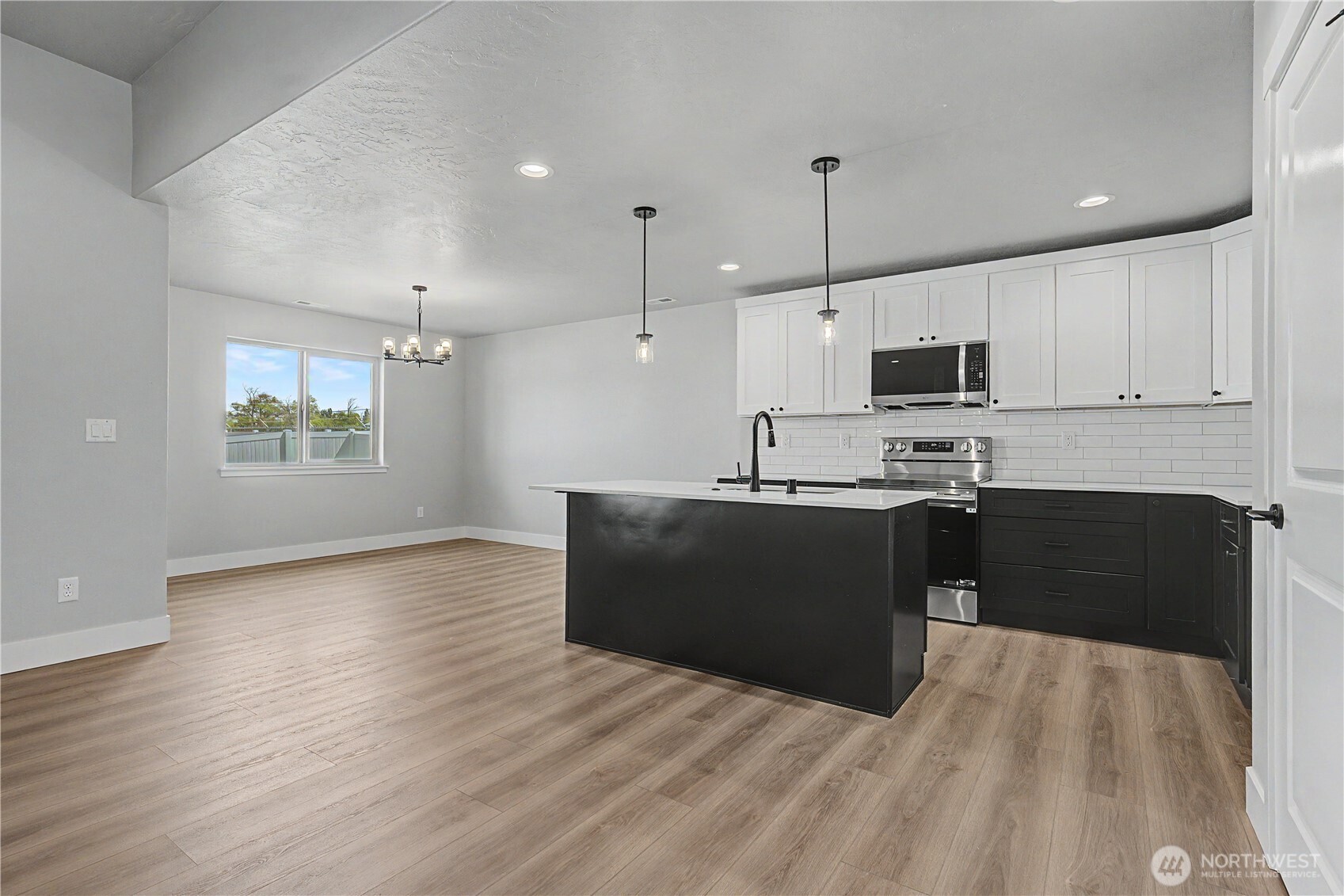 523 N Lessor Loop Property Photo 17