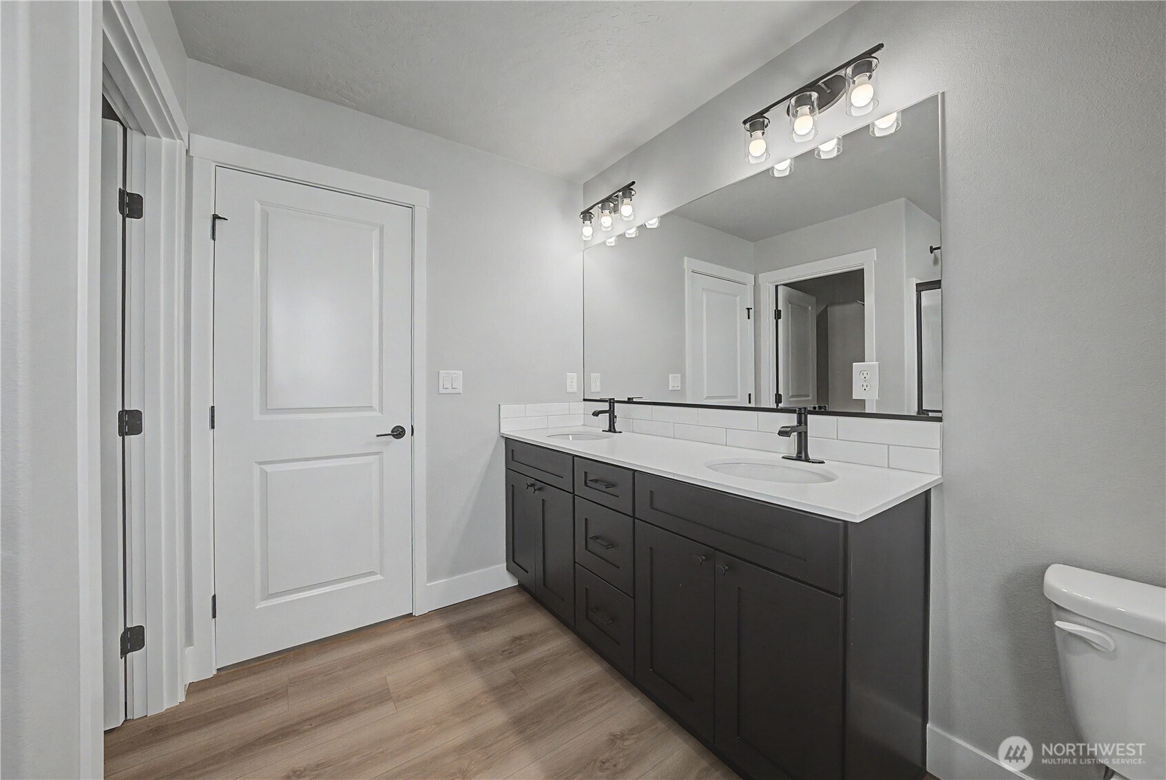 523 N Lessor Loop Property Photo 23