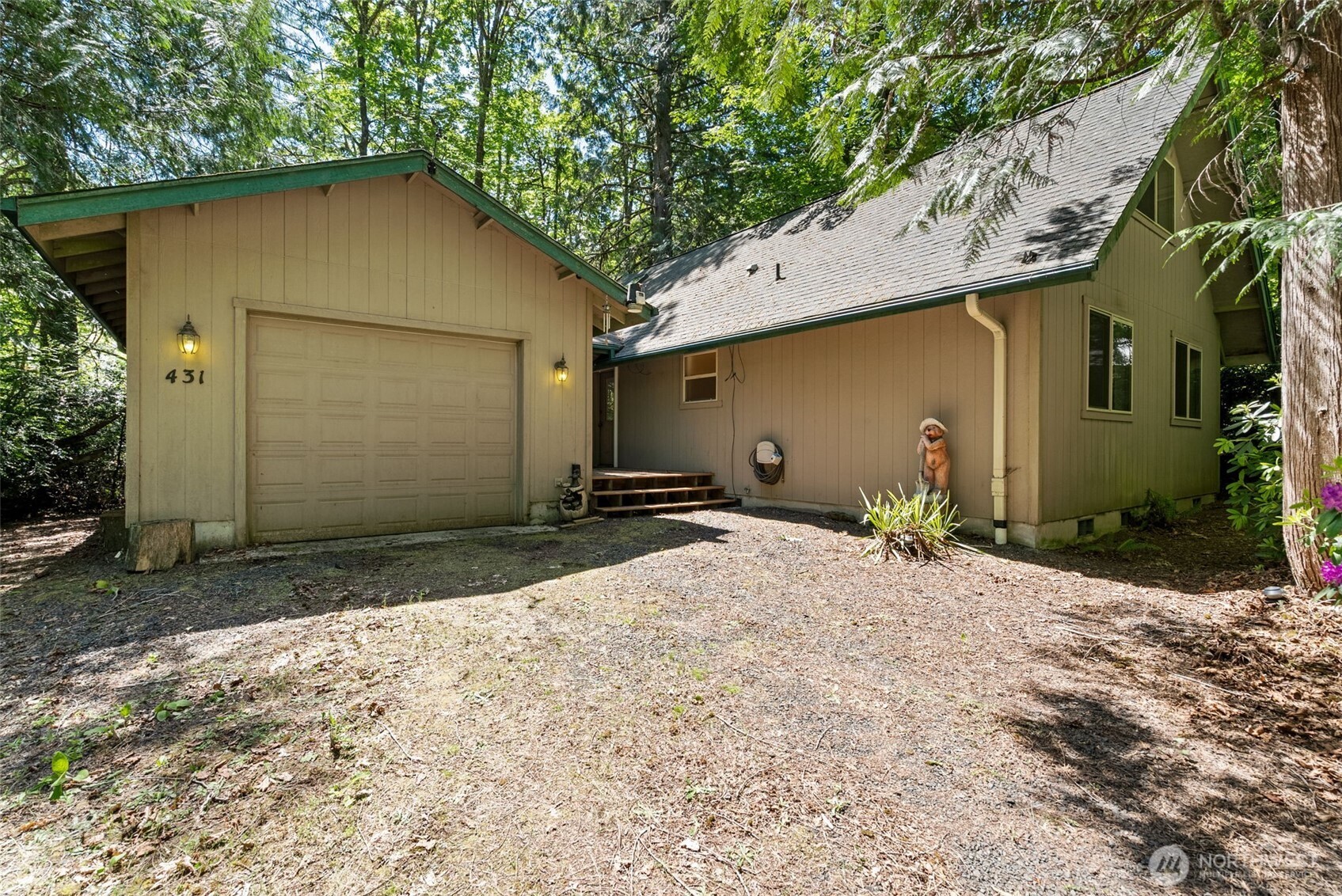431 E Pointes Drive Property Photo 1