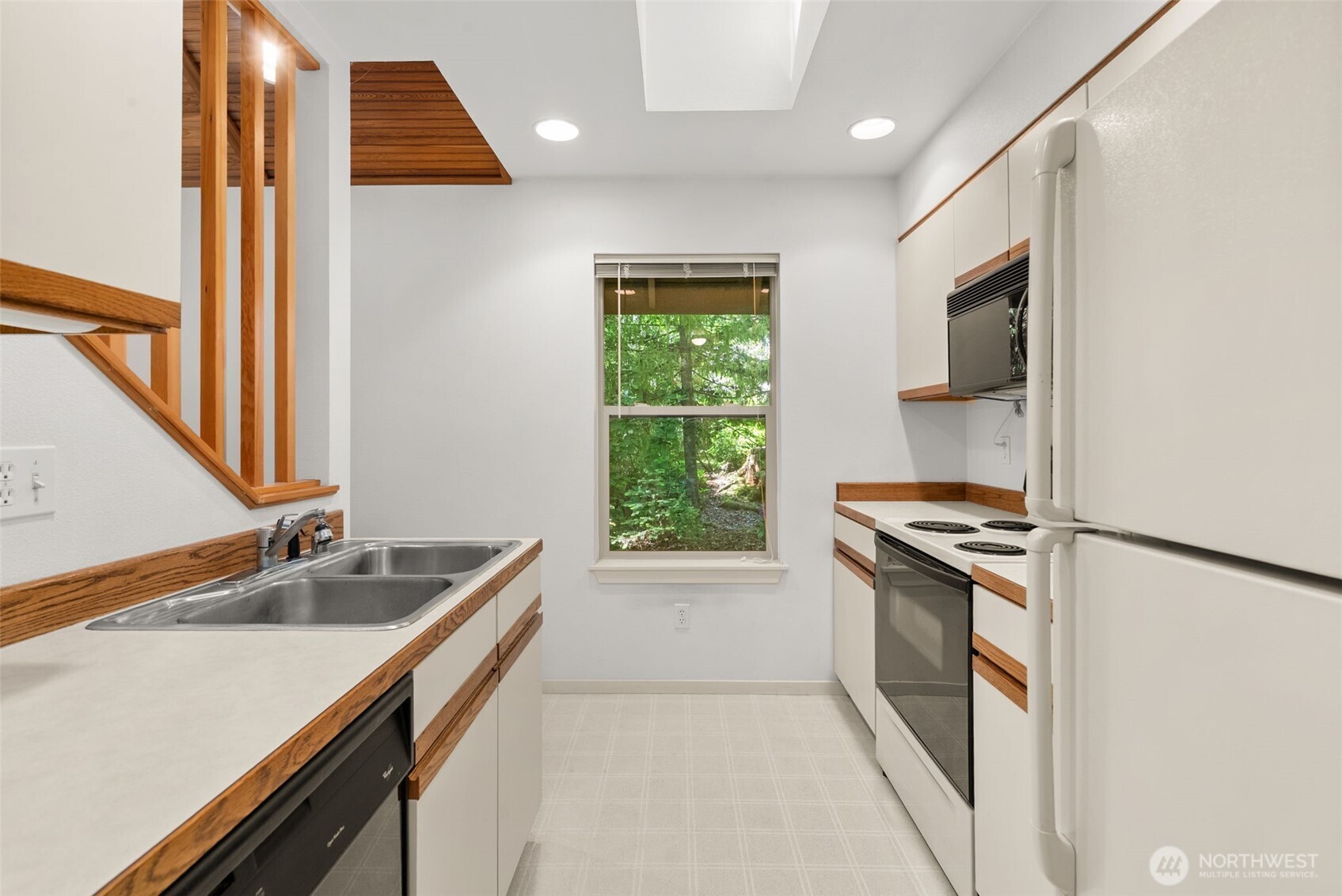 431 E Pointes Drive Property Photo 8