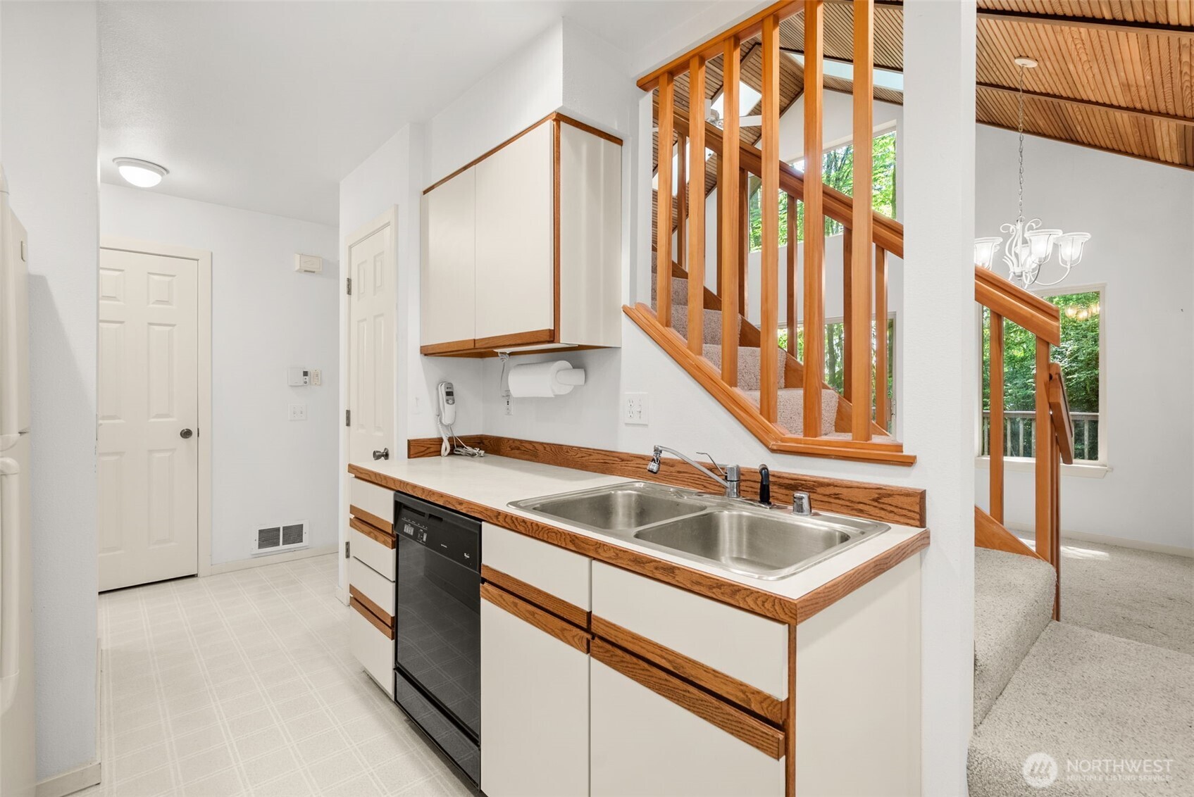431 E Pointes Drive Property Photo 9