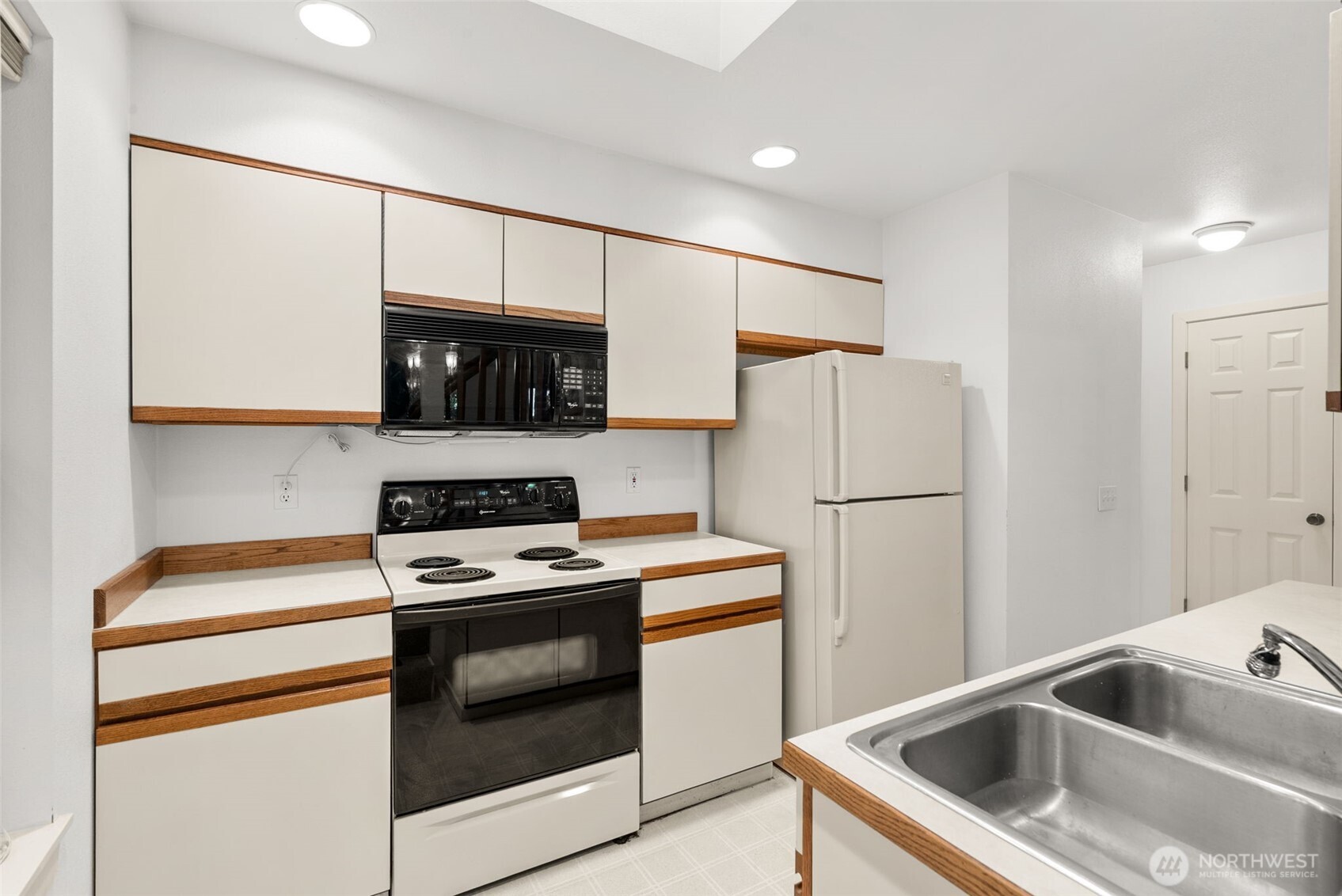 431 E Pointes Drive Property Photo 10