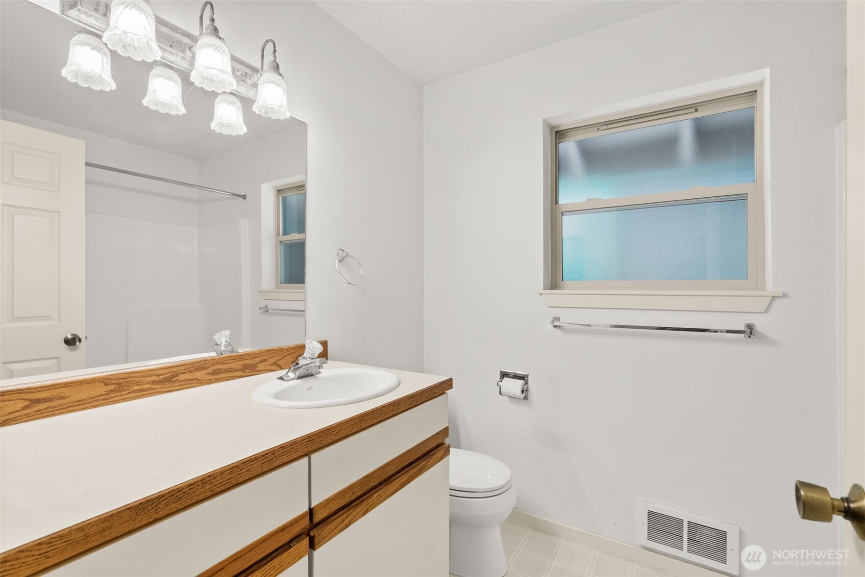 431 E Pointes Drive Property Photo 12