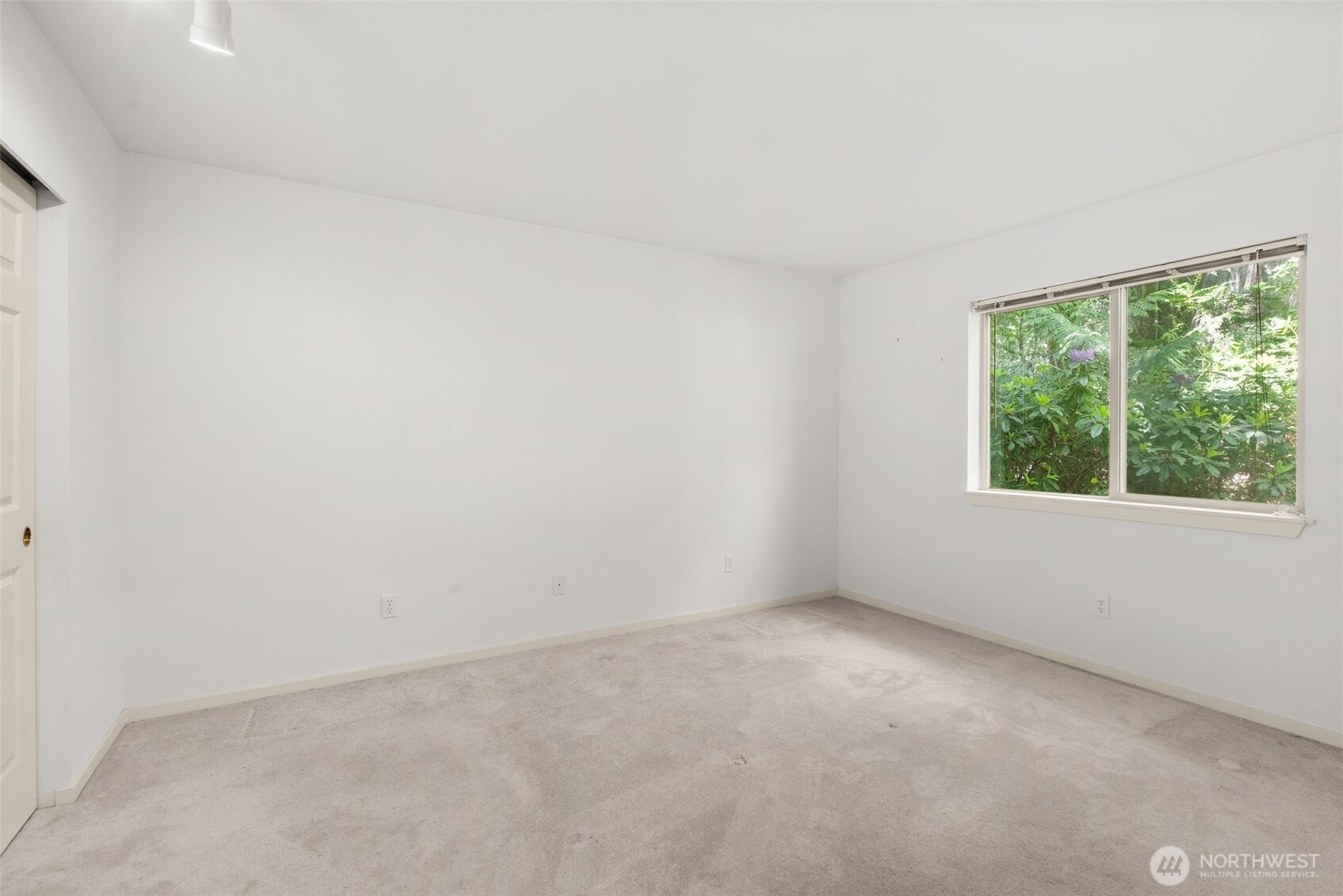 431 E Pointes Drive Property Photo 14