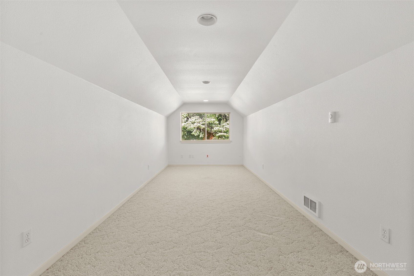 431 E Pointes Drive Property Photo 17