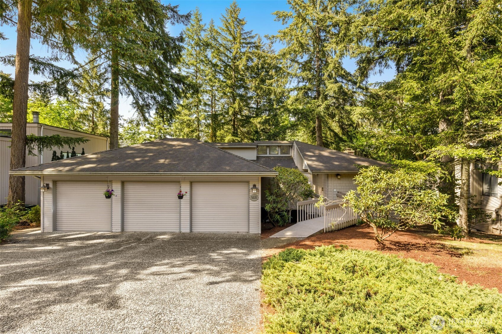 5221 Somerset Drive Property Photo 1