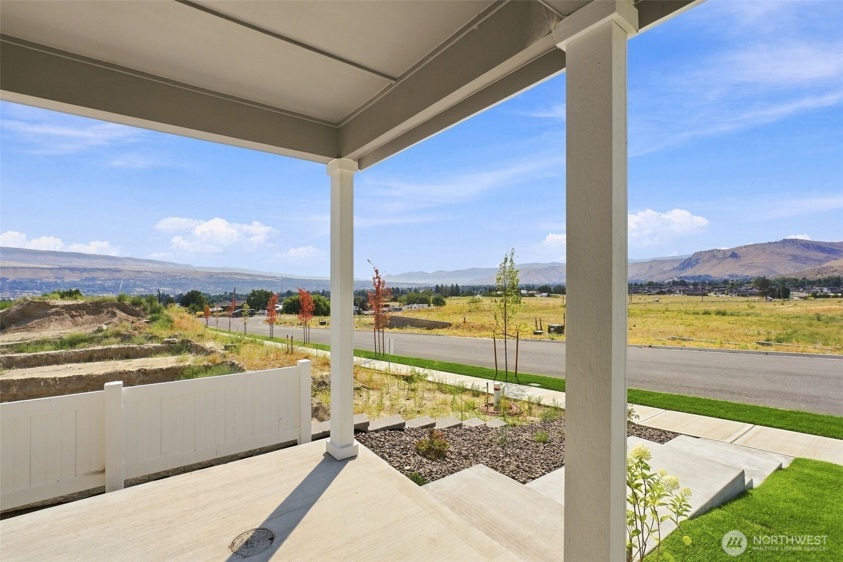 2114 Plumridge Court Property Photo 4