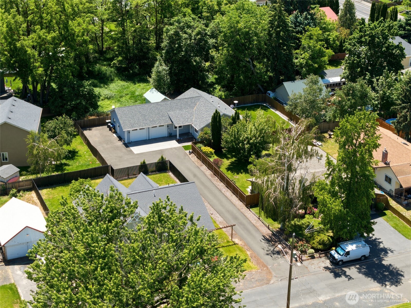 724 Juniper Street Property Photo 2