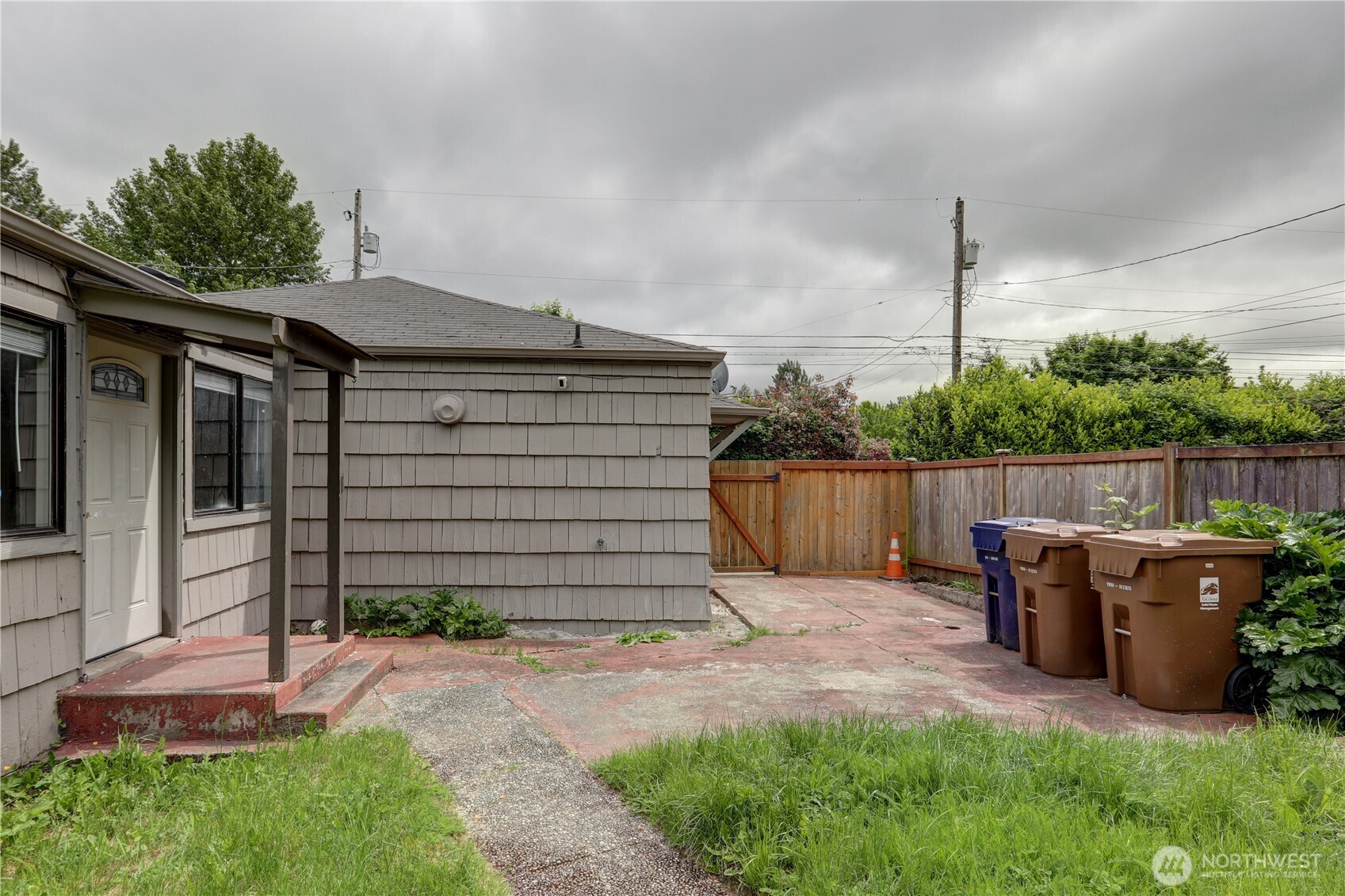 4609 S Thompson Avenue Property Photo 2