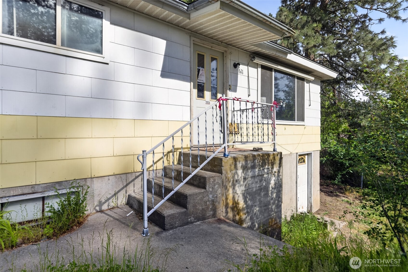 611 S Farr Rd Property Photo 1