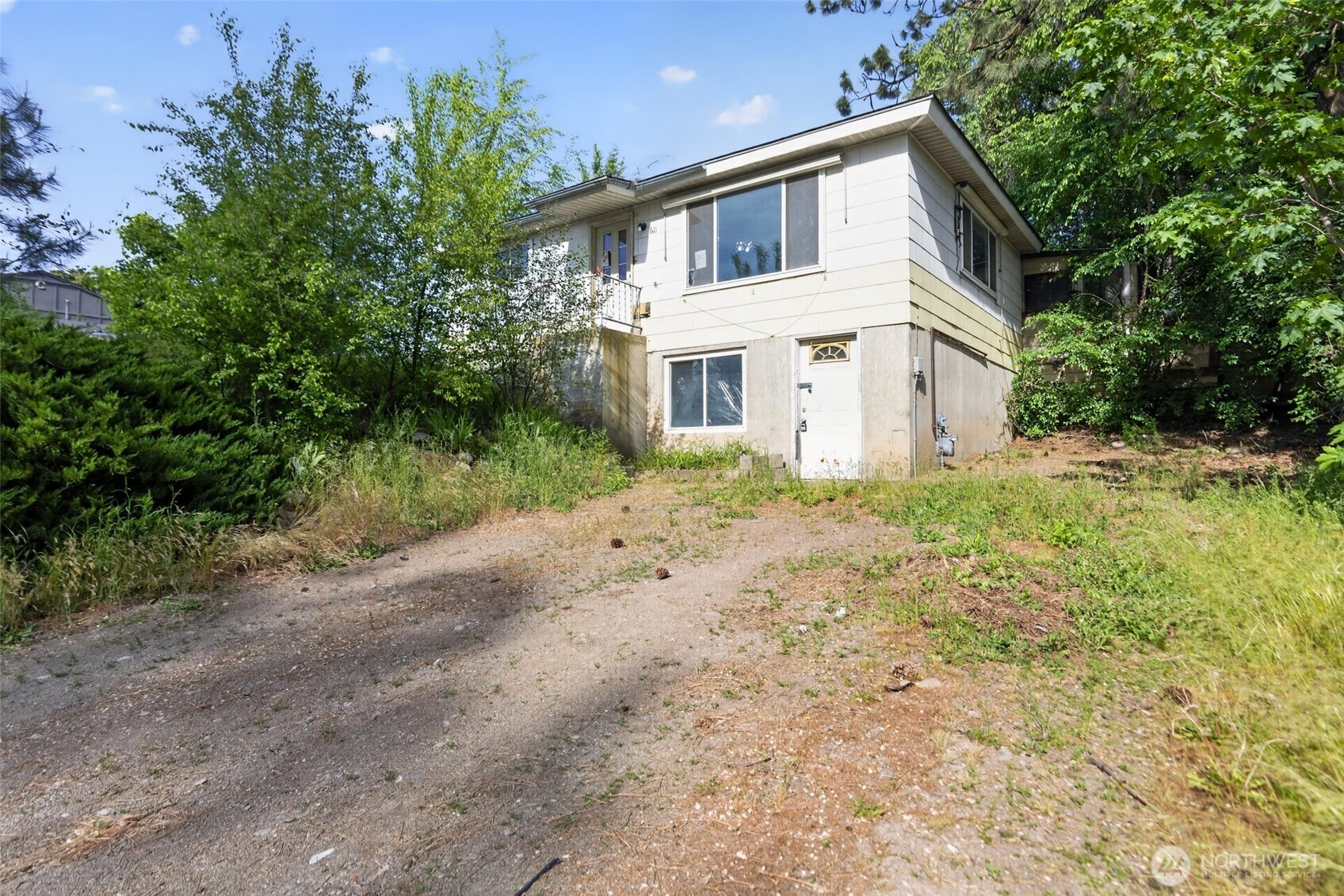 611 S Farr Rd Property Photo 2