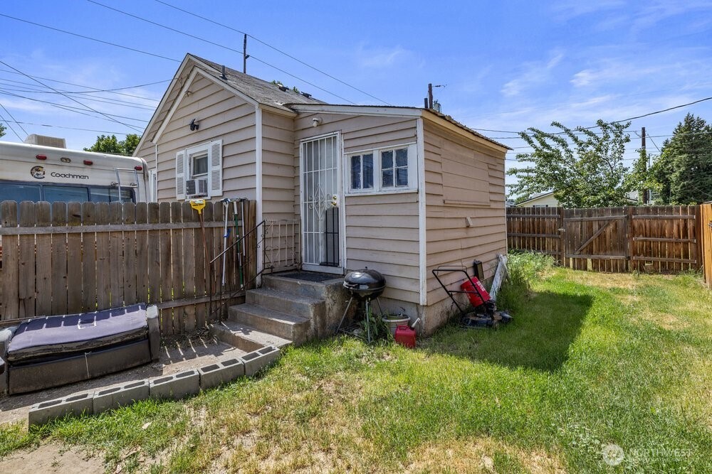 1311 W Mead Avenue Property Photo 12
