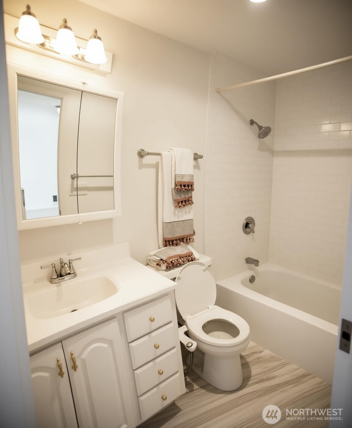 10110 Greenwood Avenue 306 Property Photo 6