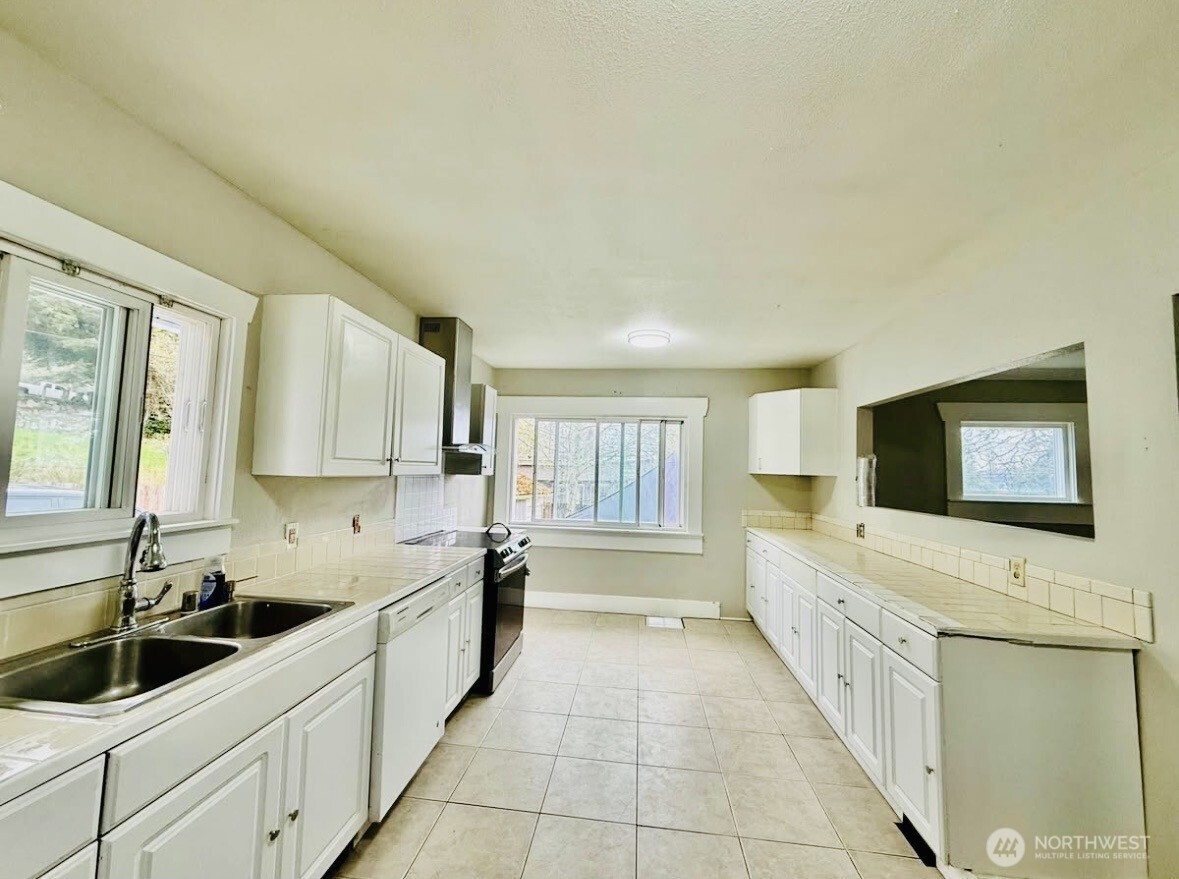 10033 Des Moines Memorial Drive Property Photo 4