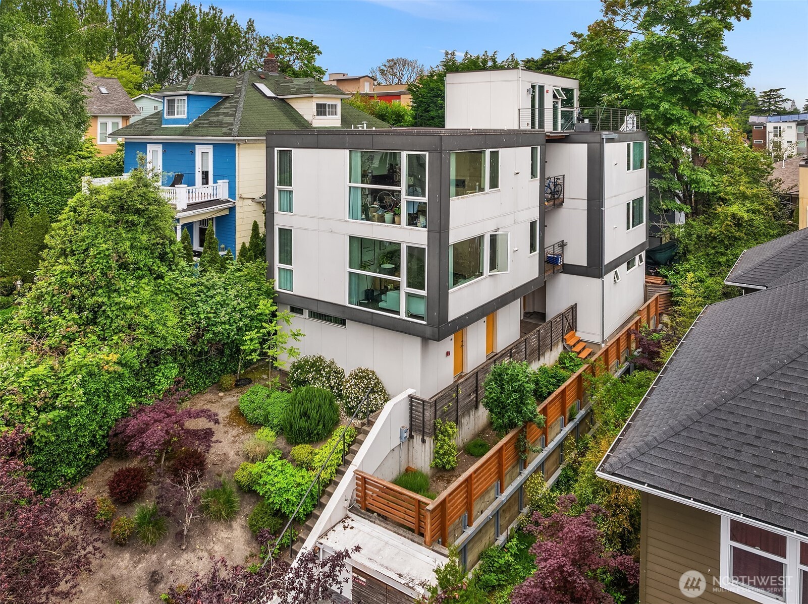 1814 E Denny Way Property Photo 1